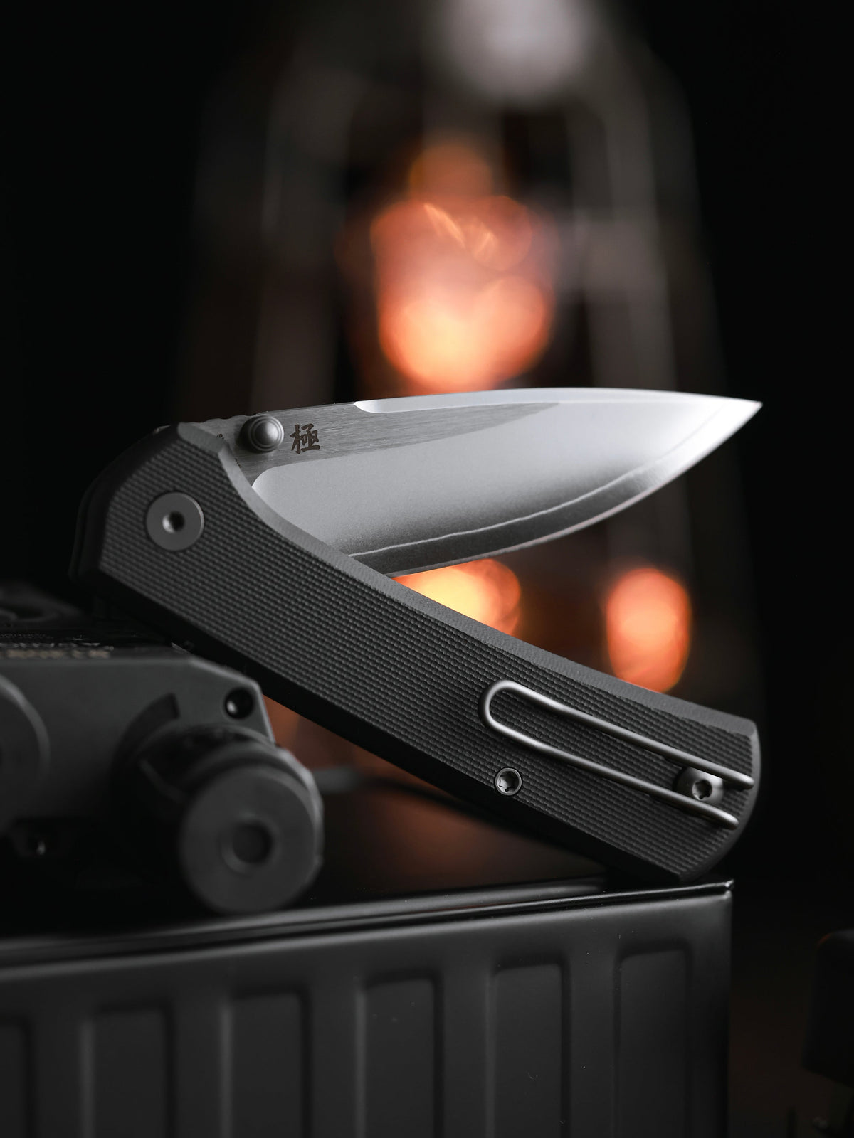 North Mountain Blade Ultra Mini 2628-BK black G10 handle and button lock detail