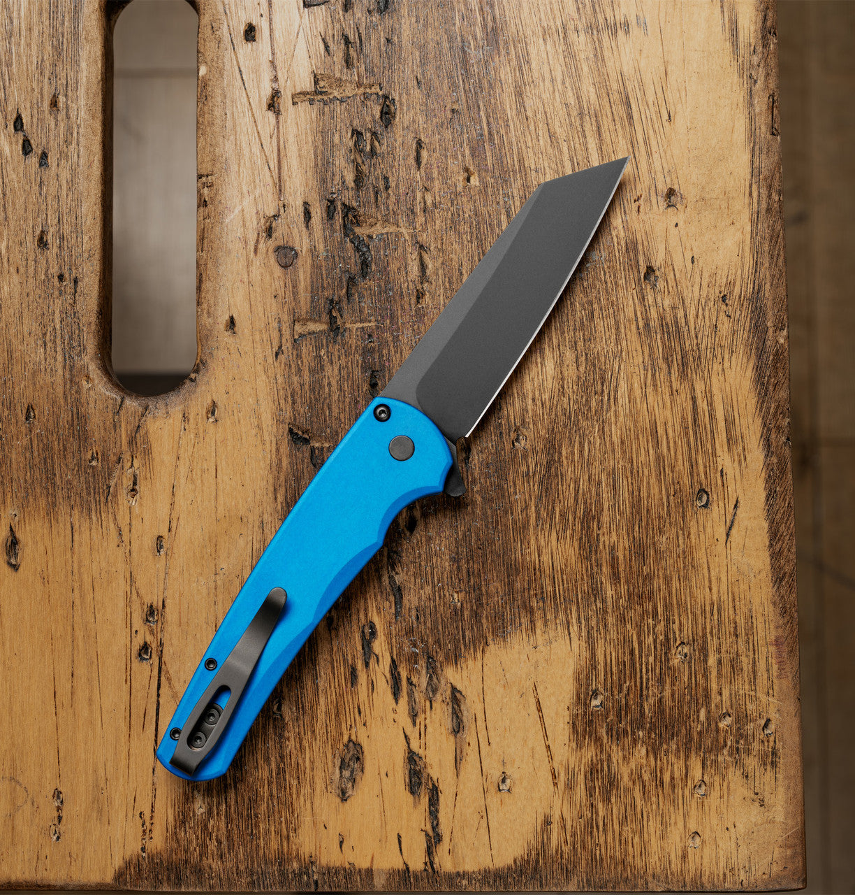 Pro-Tech Malibu 5403-Blue button lock and flipper tab detail