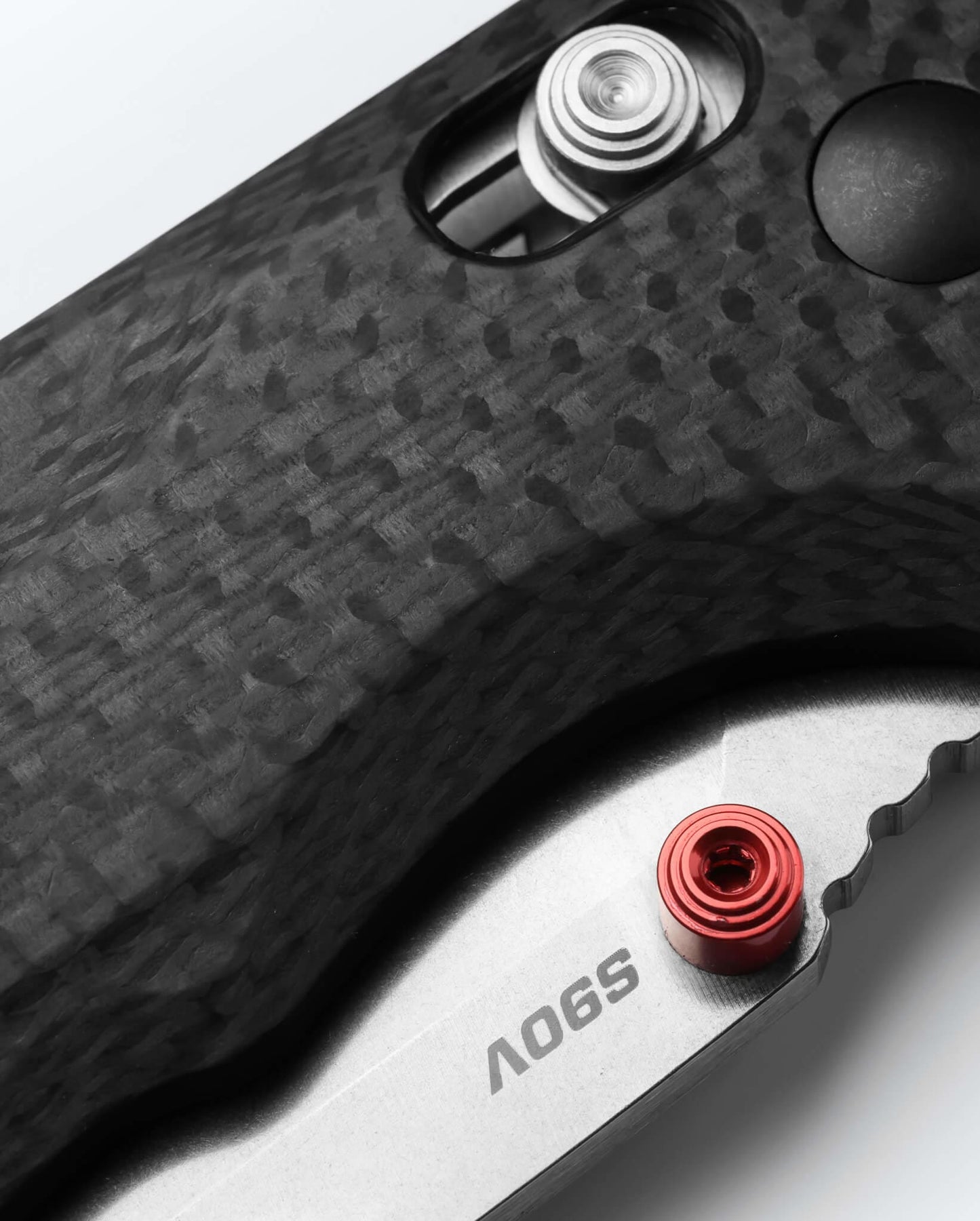 Benchmade Freek 560-03 carbon fiber handle and AXIS lock detail