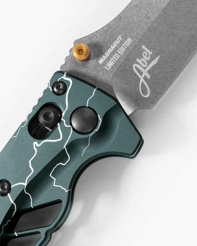 Benchmade Mini Adira Abel Dark Waters 18065-ABEL1 satin stonewash polish MagnaCut blade detail