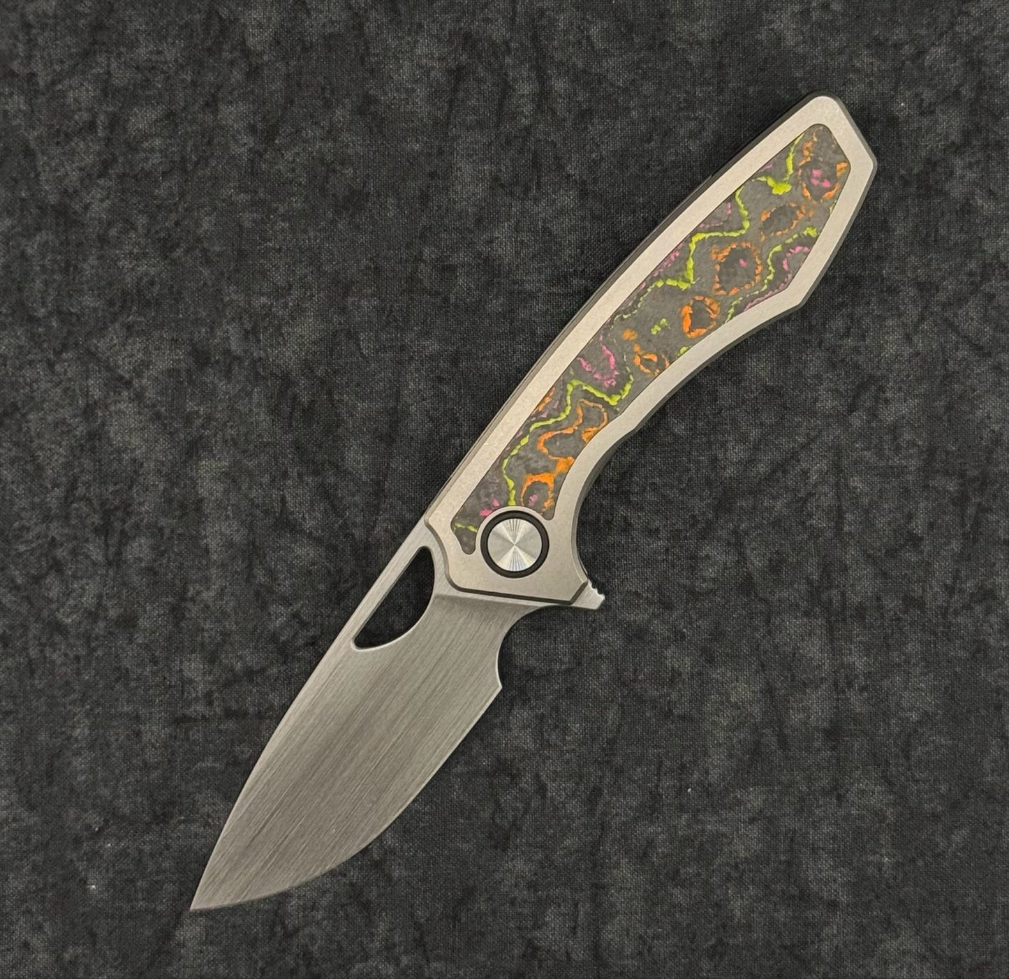 Gecko Customz Sikorae V2 – MagnaCut Blade Stonewash Titanium & Flo Party Inlay Handles