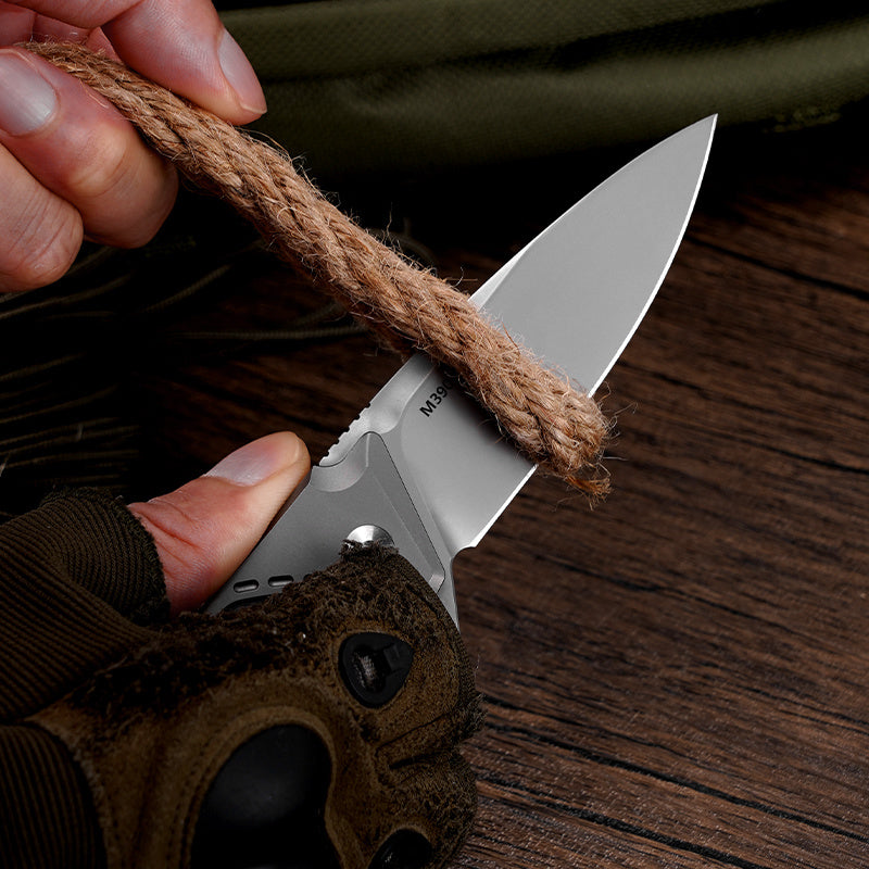 Klaken B05 Hermod J214-RedCarbonTi blade detail – bead-blasted M390 drop point cutting rope