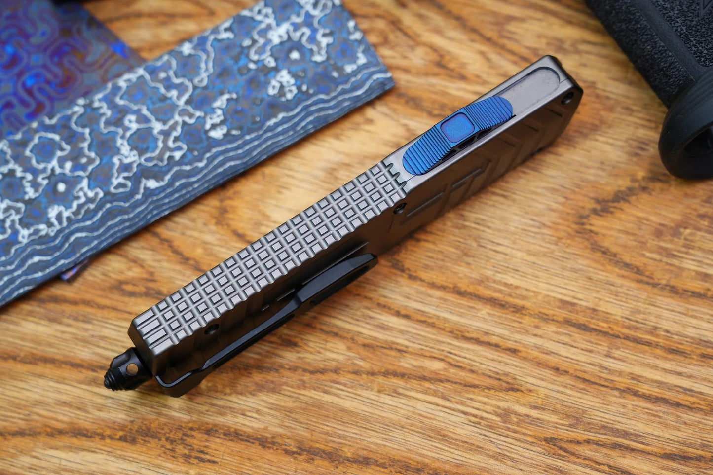 North Mountain Blade NMB-Giant dlc gold pattern otf knife detail view