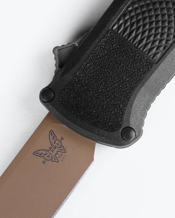 Benchmade Shootout 5371FE black CF-Elite handle and OTF slider detail