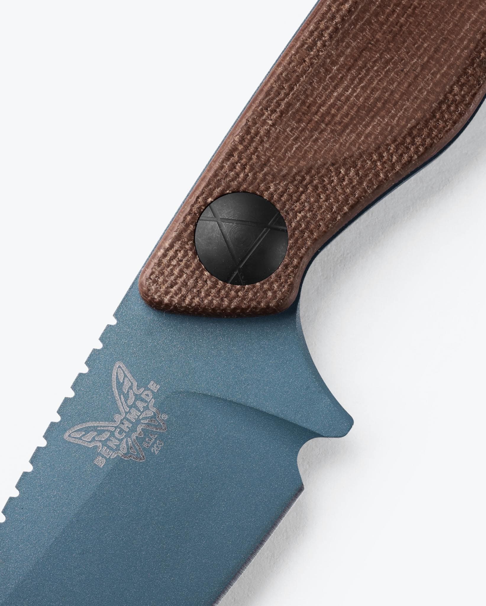 Benchmade Dacian 203BT-03 brown canvas micarta handle detail