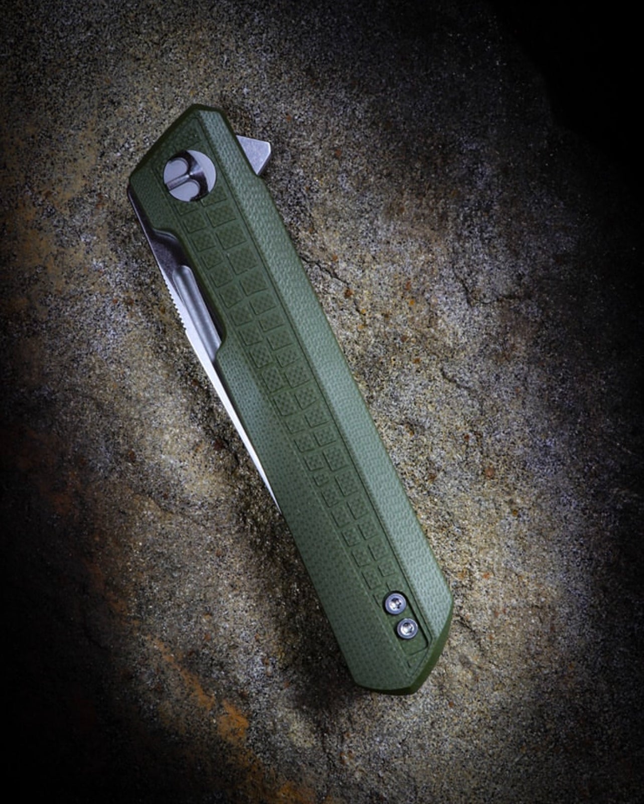 Bestechman "Crocodile" Dundee 3.35in M-Cut (Magnacut) Blade G10 Crocodile Textured Handles