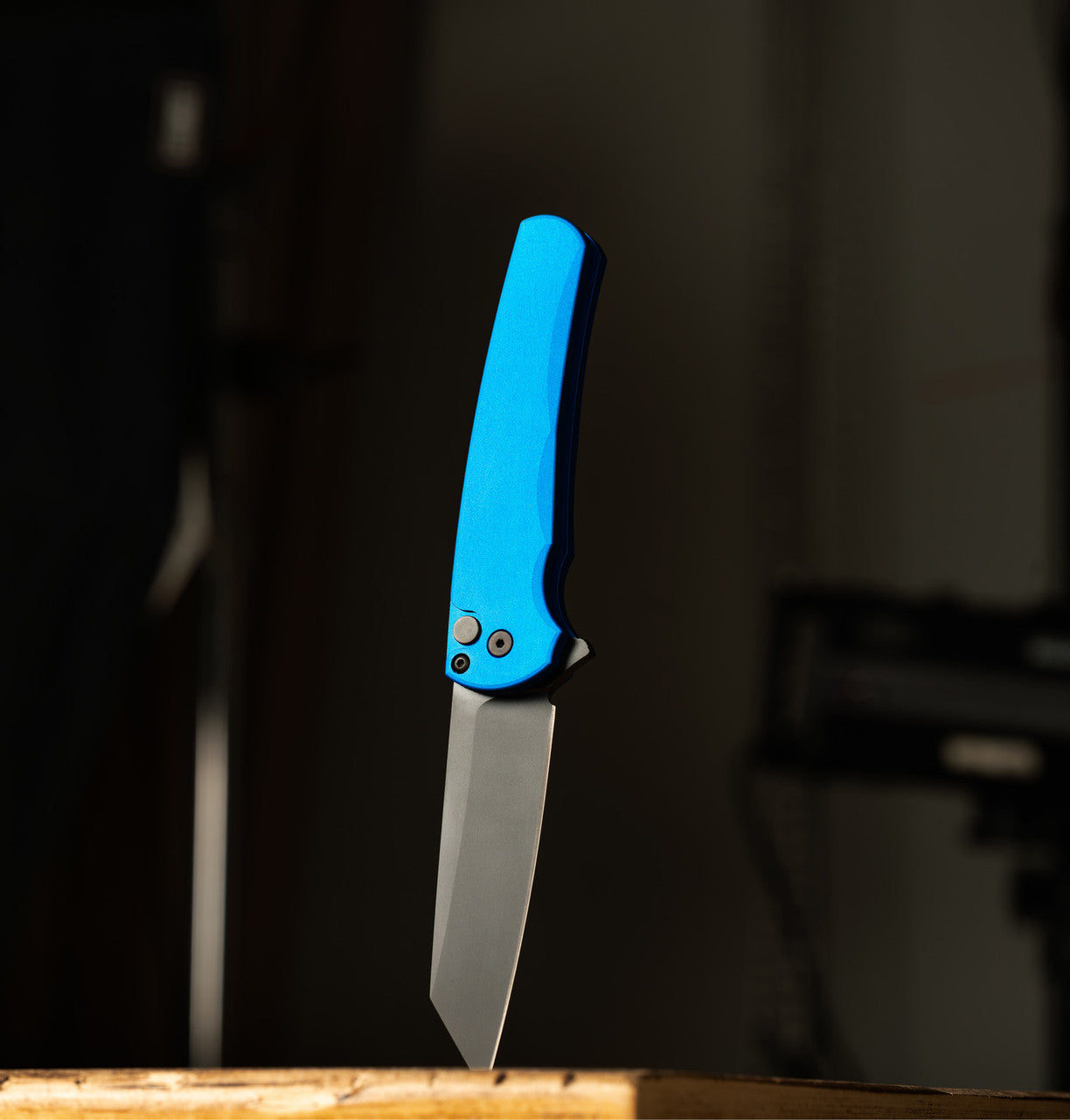 Pro-Tech Malibu 5403-Blue blade detail – DLC black CPM MagnaCut reverse tanto