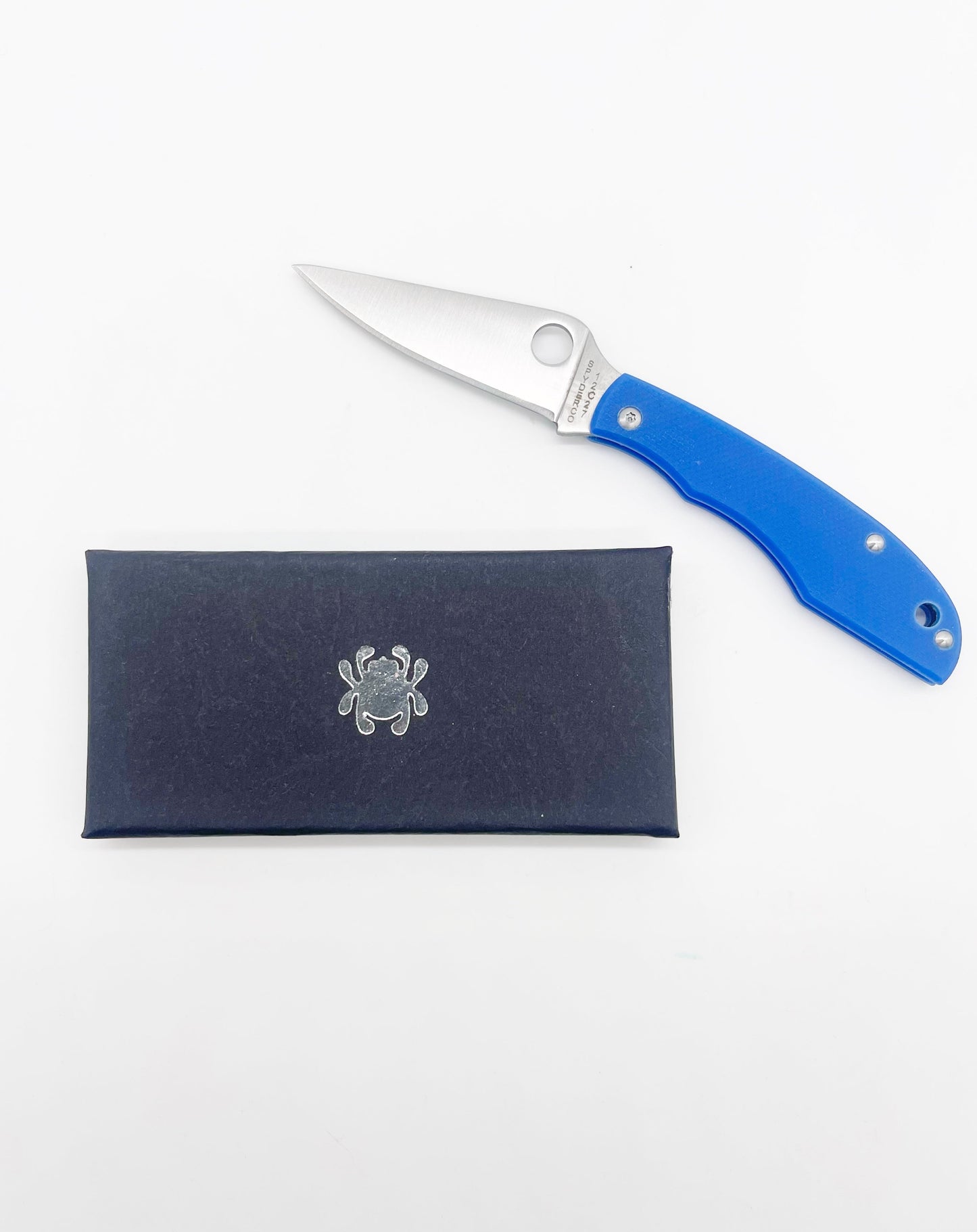 Spyderco Grasshopper C138GBLP blue G-10 slip joint pocket knife shown open beside its Spyderco storage pouch