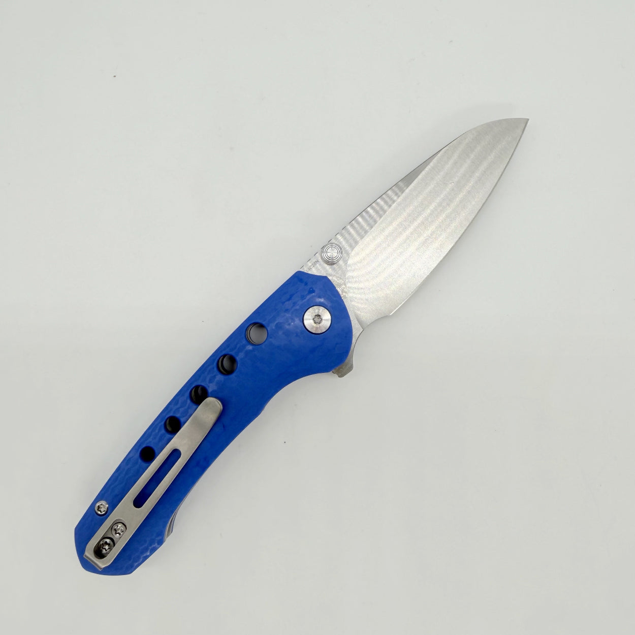 Remette RT-Bee RT-BEE-B black G10 handle and liner lock detail