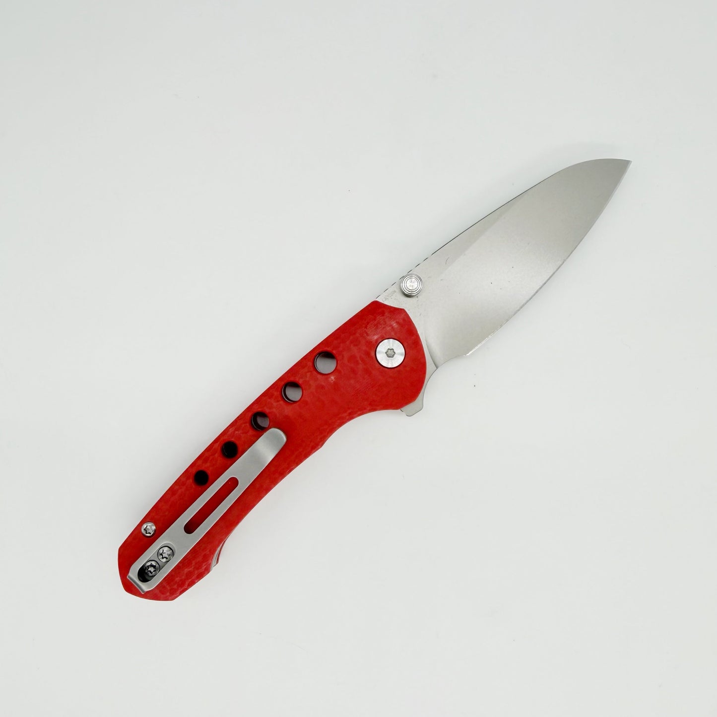 Remette RT-Bee RT-BEE-R red G10 handle and liner lock detail