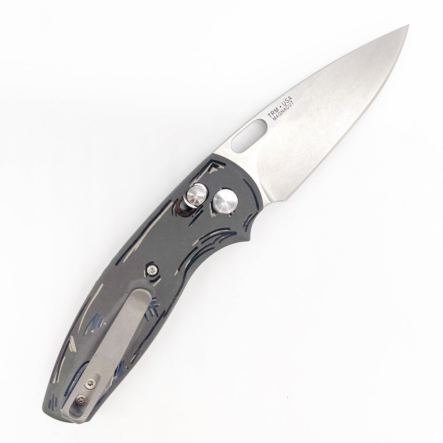 Three Rivers Mfg Bulldog Riverlok 3.2in Magnacut Blade Titanium Gray Cel Shade Finish