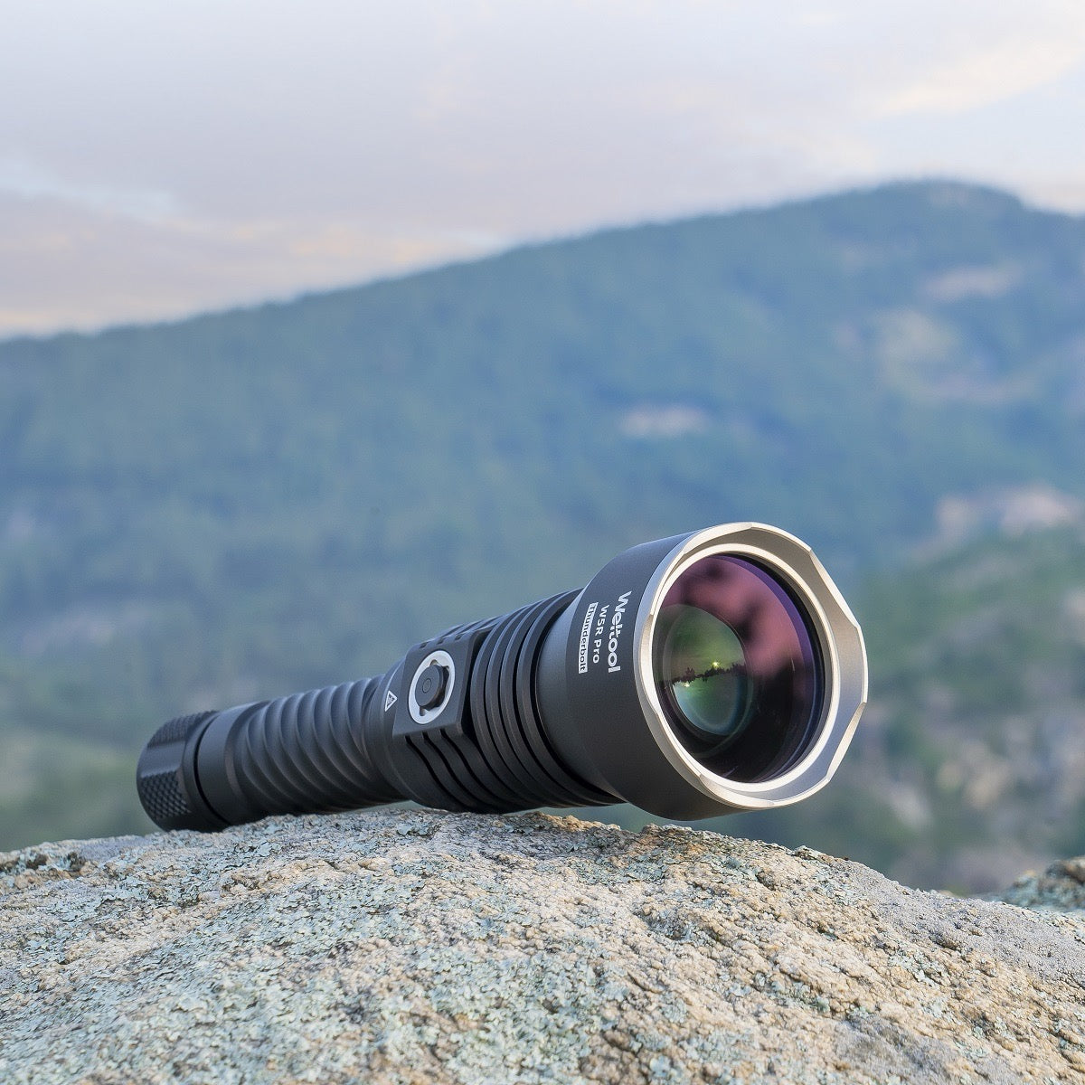Weltool W5R Pro 2.1 million candela long-throw LEP flashlight