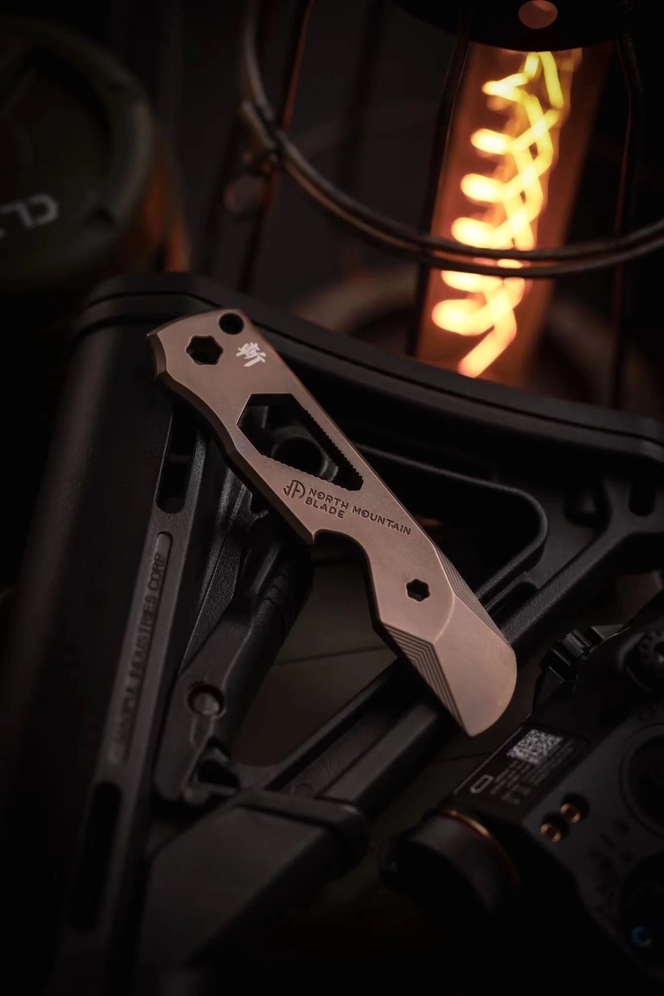 North Mountain Blade Titanium alloy Crowbar / Bottle Opener / Multitool - Brown