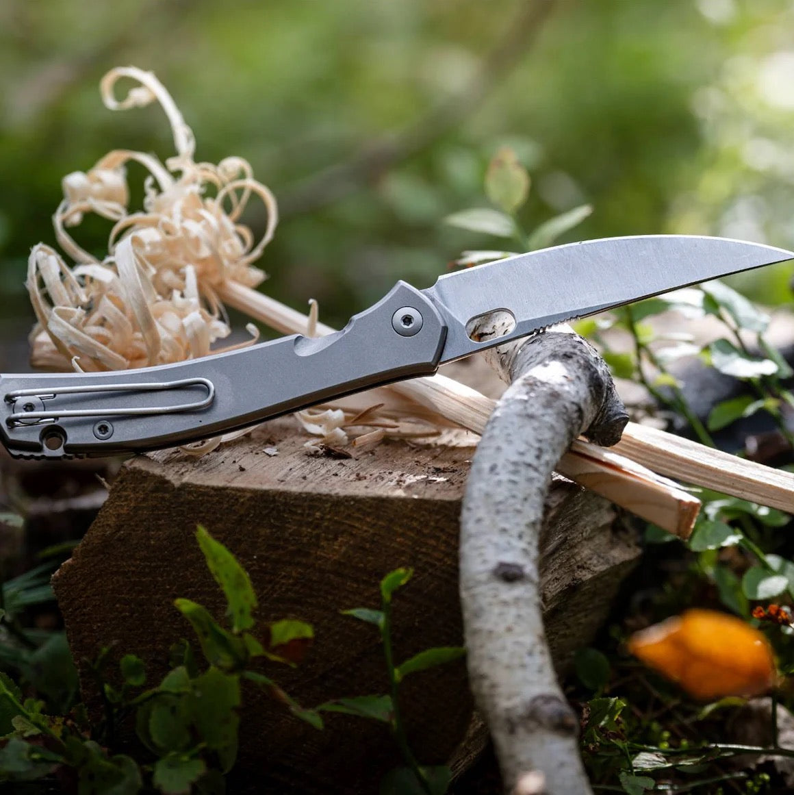 Giant Mouse ACE Bleeker Titanium Handles 3.26in Magnacut Blade