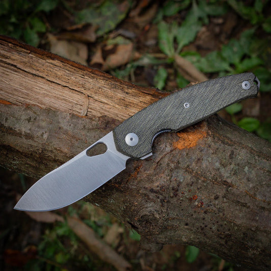 Giant Mouse ACE Jagt 3.27in Magnacut Blade Green Canvas Micarta Handle
