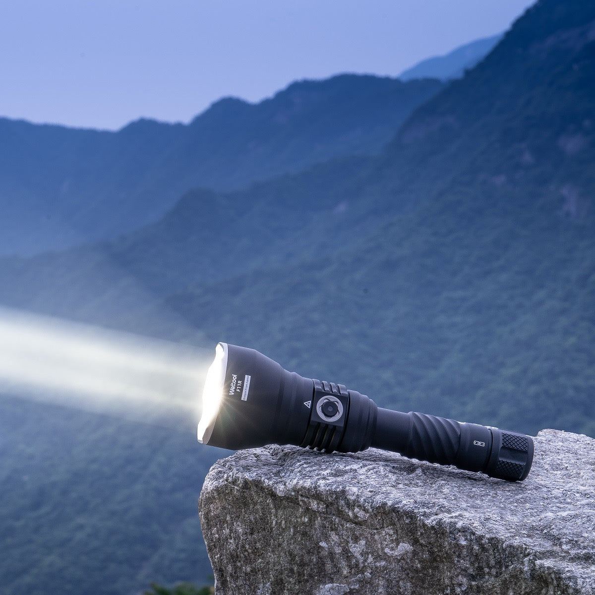 Weltool F11R 1,332m throw flashlight
