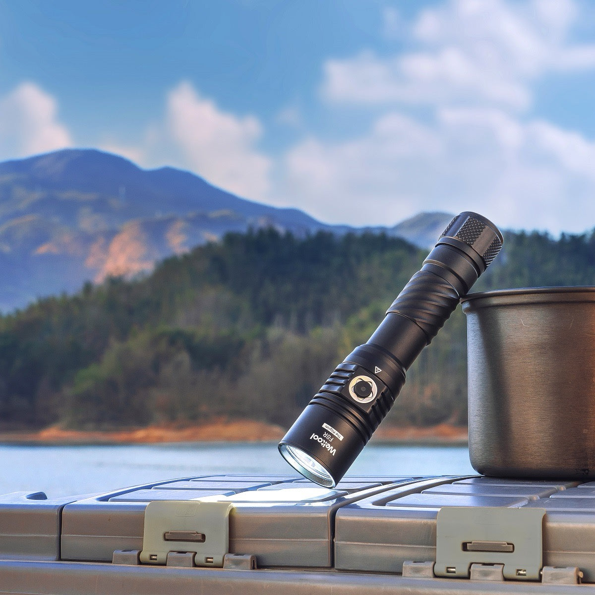 Weltool F8R The Pilgrim (F8R) long-range LED flashlight detail
