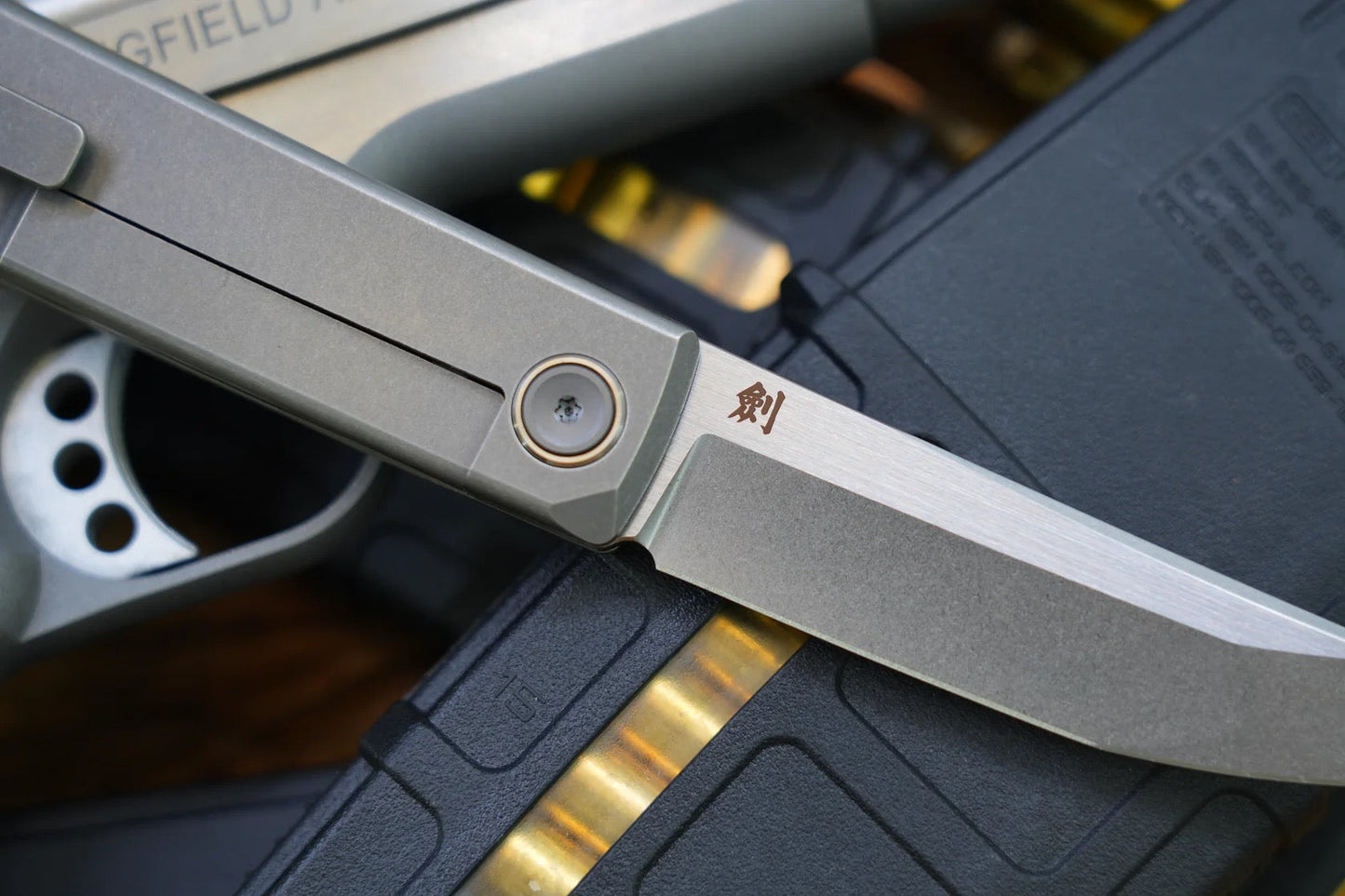 North Mountain Blade Kaiken-Ti-Flat folding knife detail view image 4