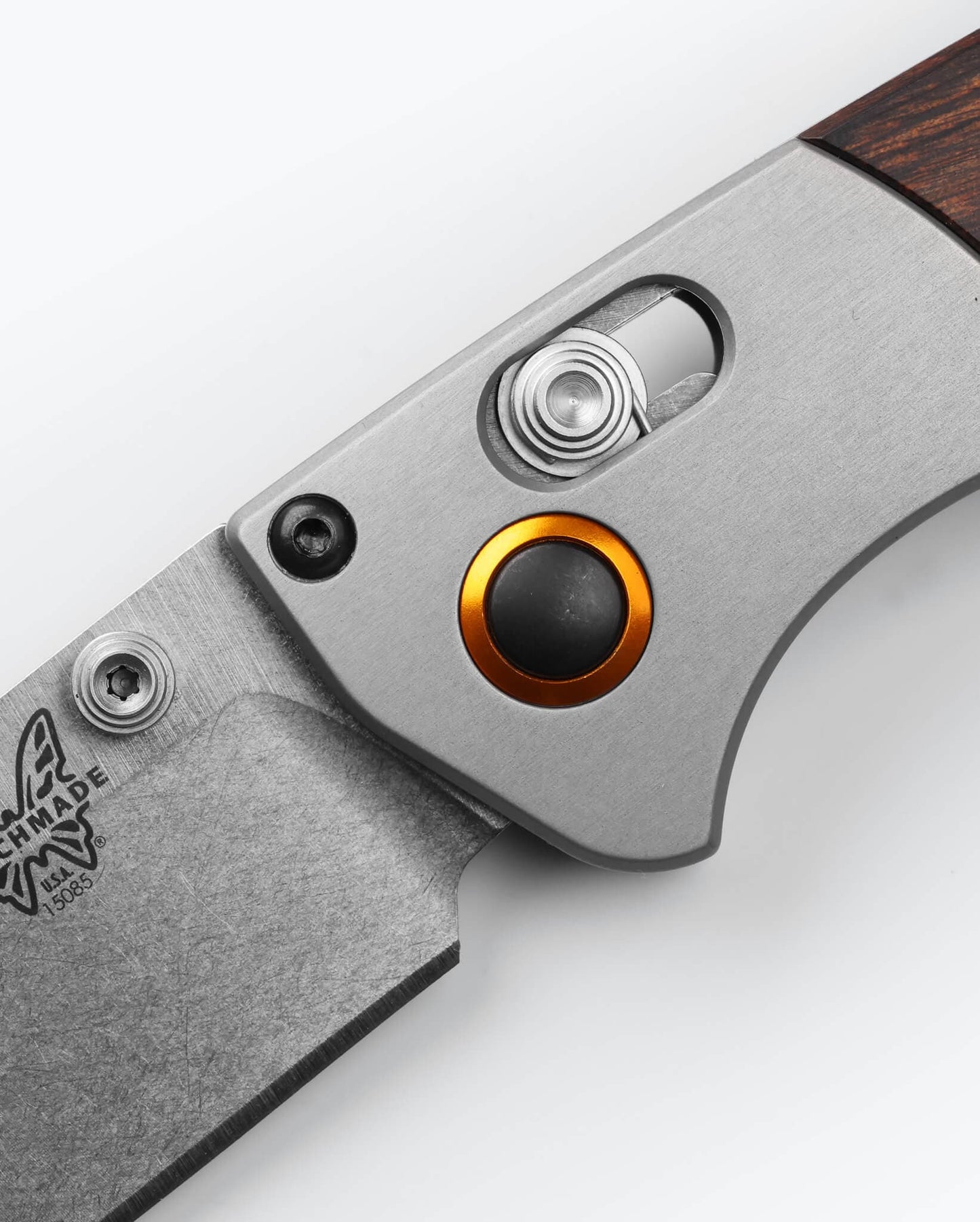 Benchmade Mini Crooked River 15085-2 AXIS Lock and orange thumb stud detail
