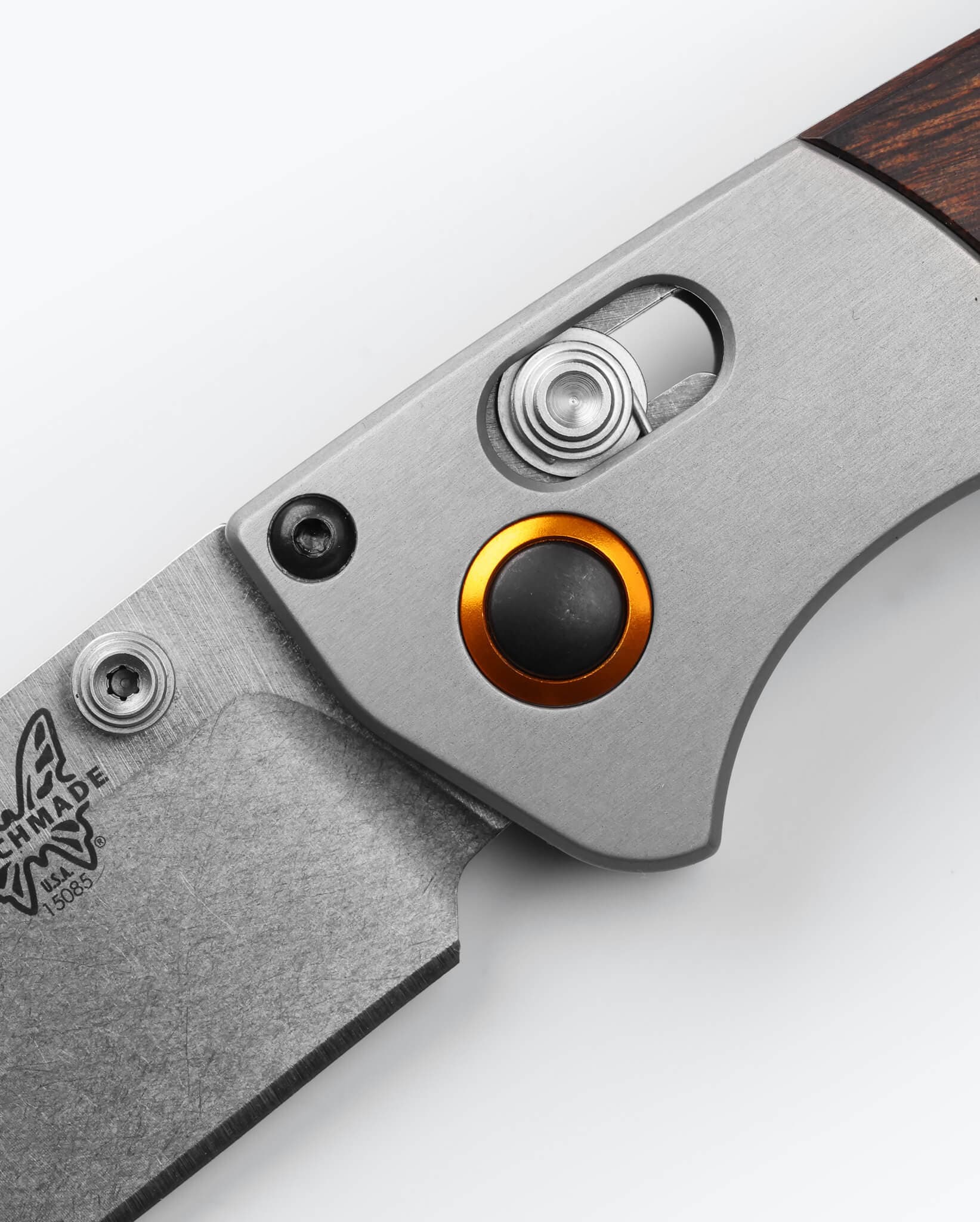 Benchmade Mini Crooked River 15085-2 AXIS Lock and orange thumb stud detail