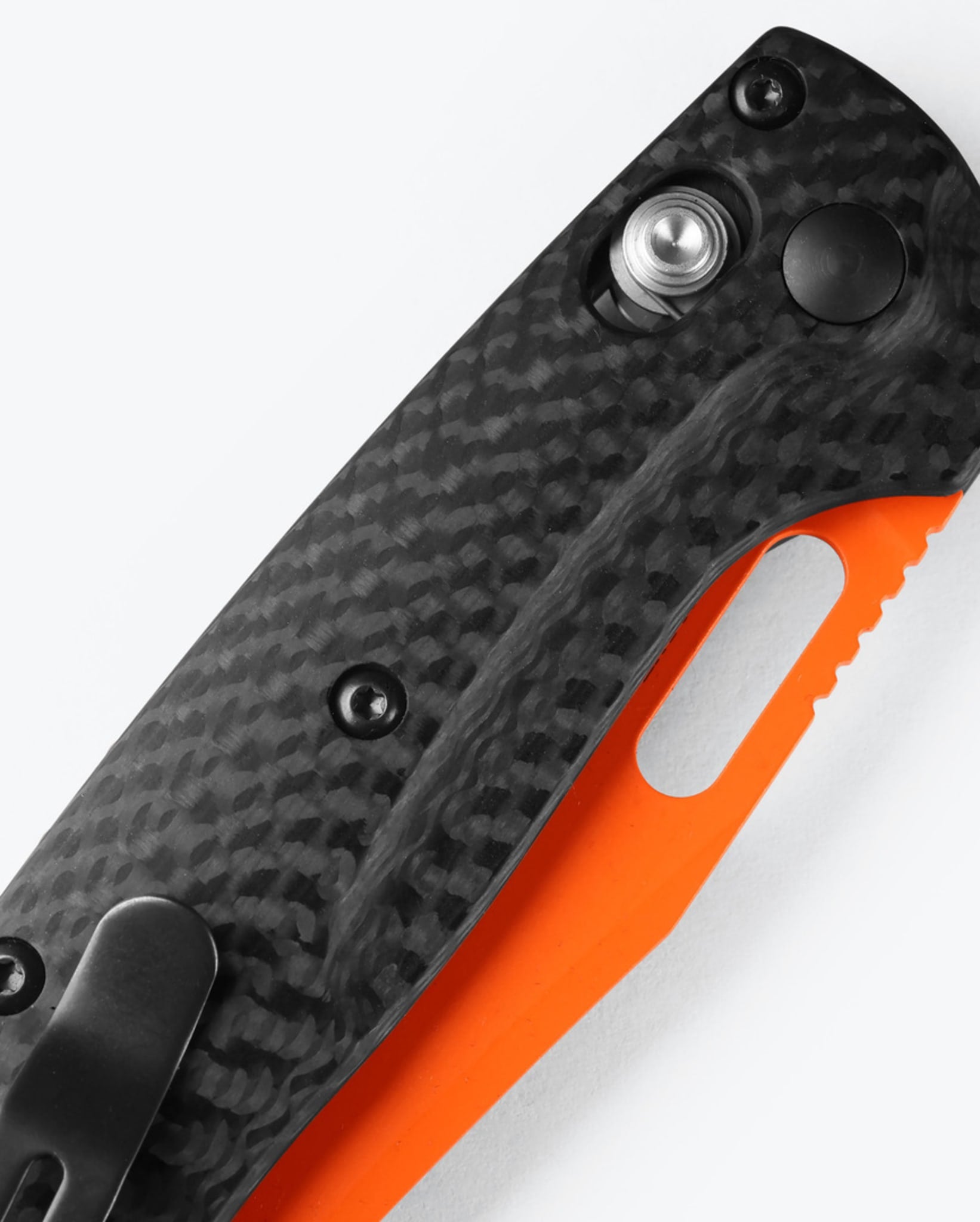 Benchmade Mini Taggedout 15533OR-01 carbon fiber handle and AXIS Lock detail