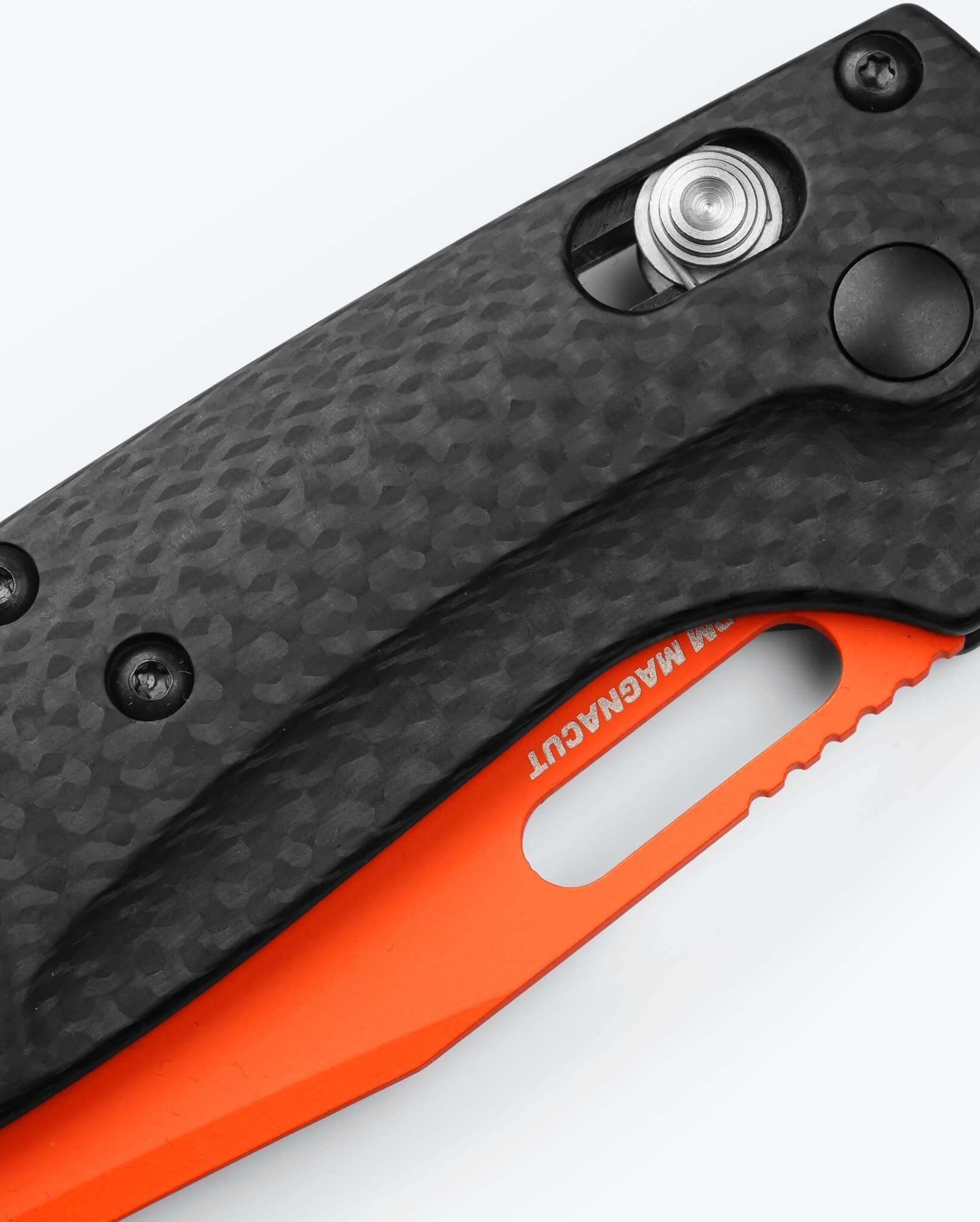 Benchmade Taggedout 15535OR-01 carbon fiber handle and AXIS Lock detail