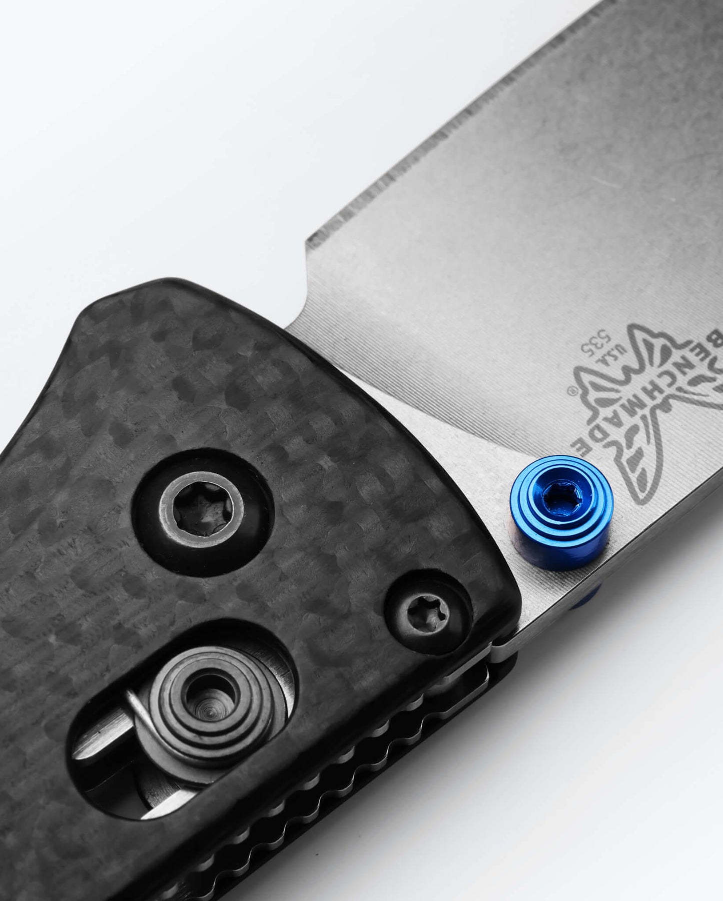 Benchmade Bugout 535-3 milled carbon fiber handle detail