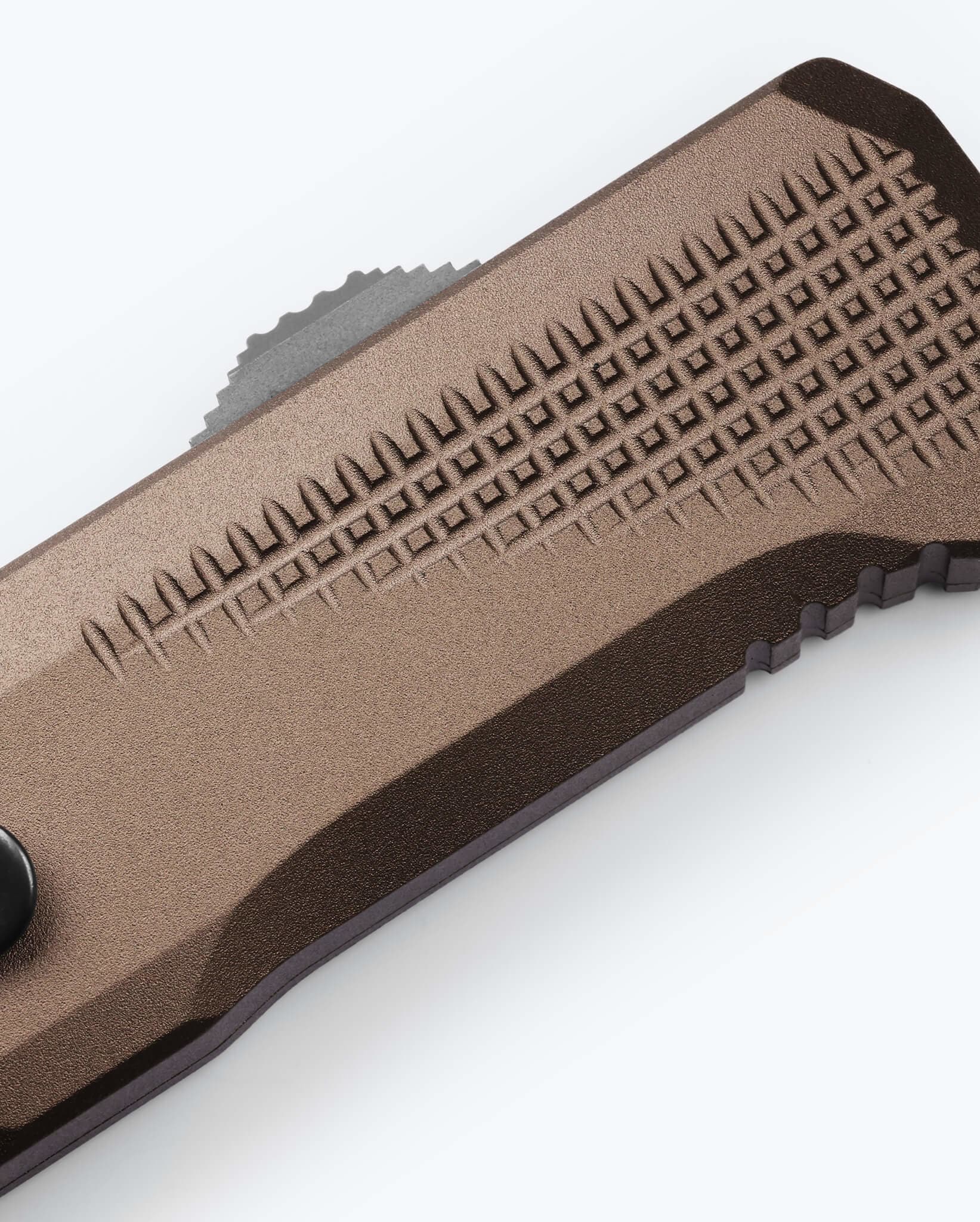 Benchmade Phaeton 4600DLC-1 Dark Earth aluminum handle detail