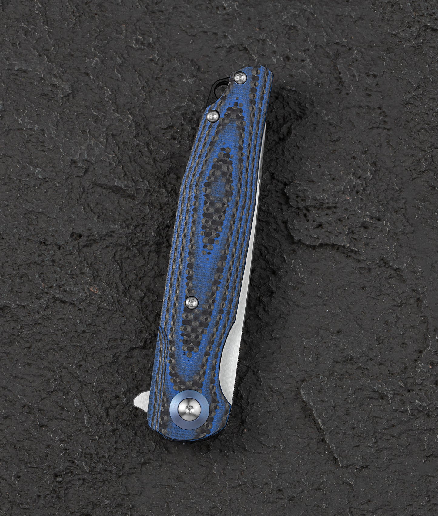 Bestech ASCOT BG19C handle detail – carbon fiber and blue G10 interlayer construction
