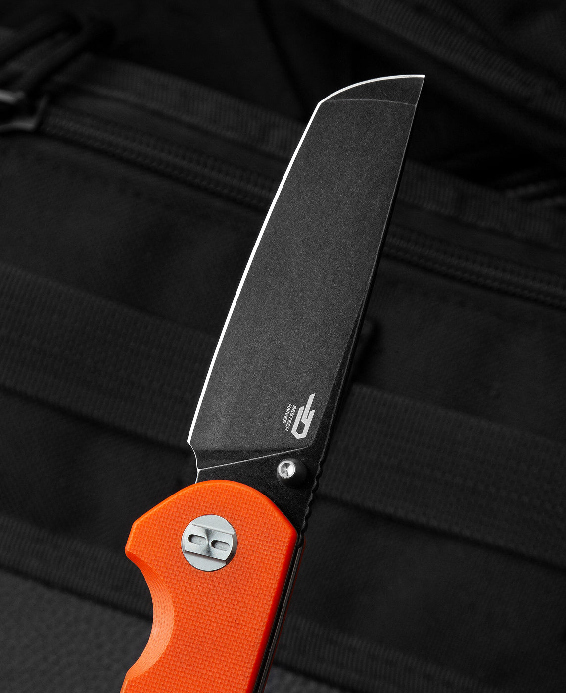 Bestech SLEDGEHAMMER BG31A-2 handle detail – orange G10 scales, full-hand ergonomics, liner lock