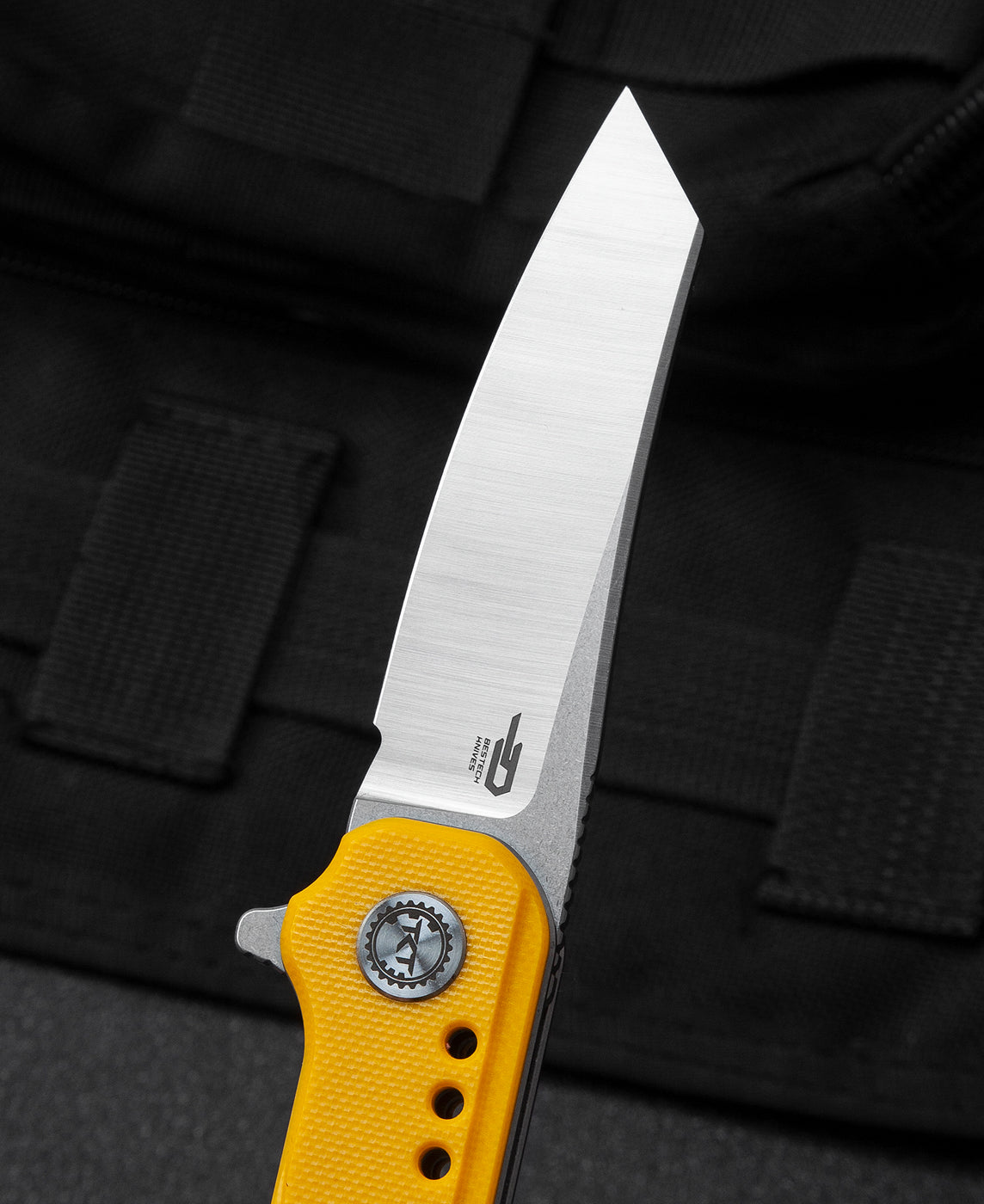 Bestech SYNTAX BG40B handle detail – yellow G10 texture, steel pocket clip