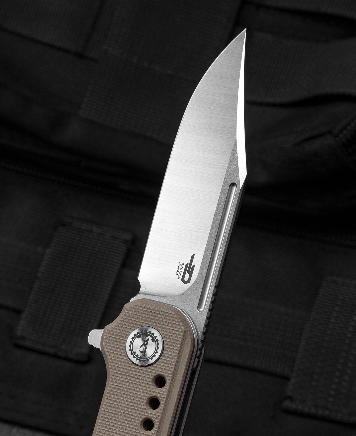 Bestech SYNTAX BG41B handle detail – beige G10 texture, steel pocket clip