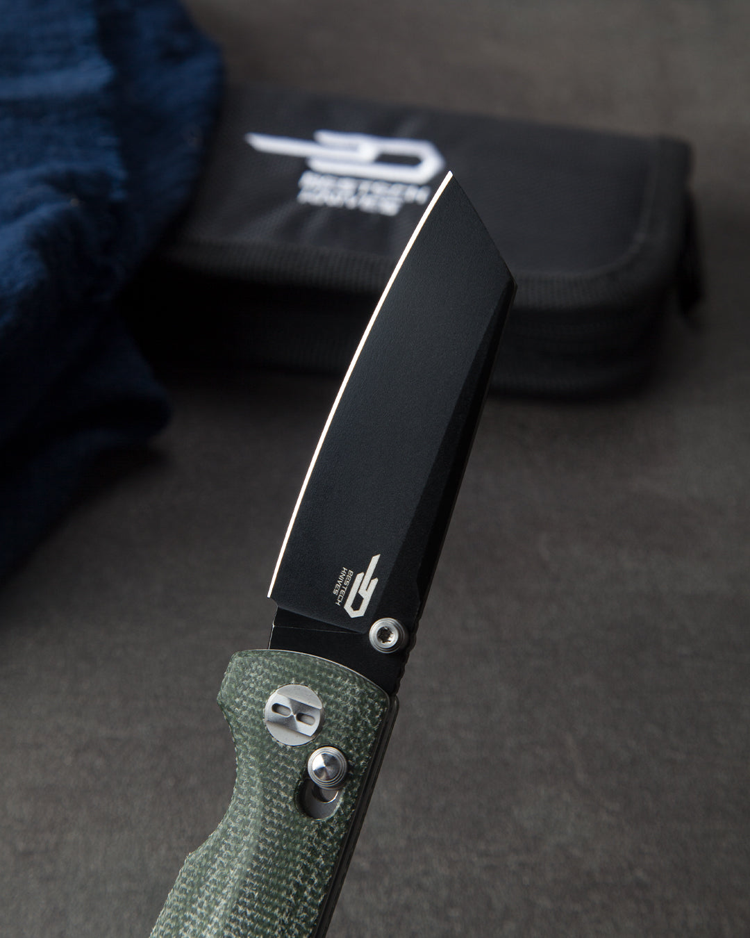 Bestech SLASHER BG43B-2 handle detail – green Micarta texture and natural fiber layering