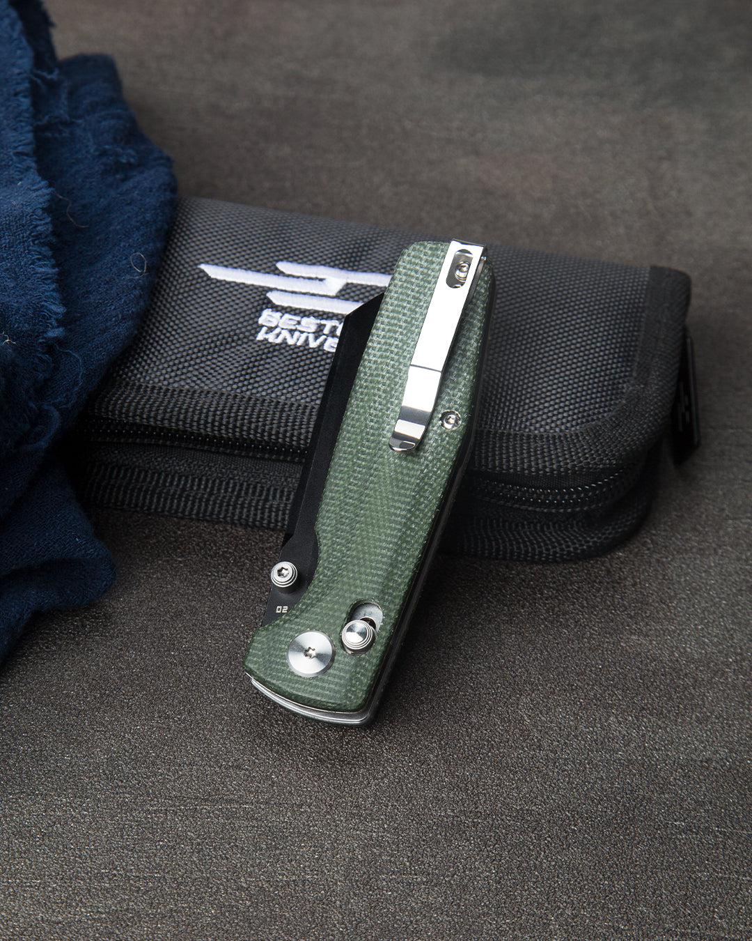 Bestech SLASHER BG43B-2 spine detail – bar lock mechanism on blade spine