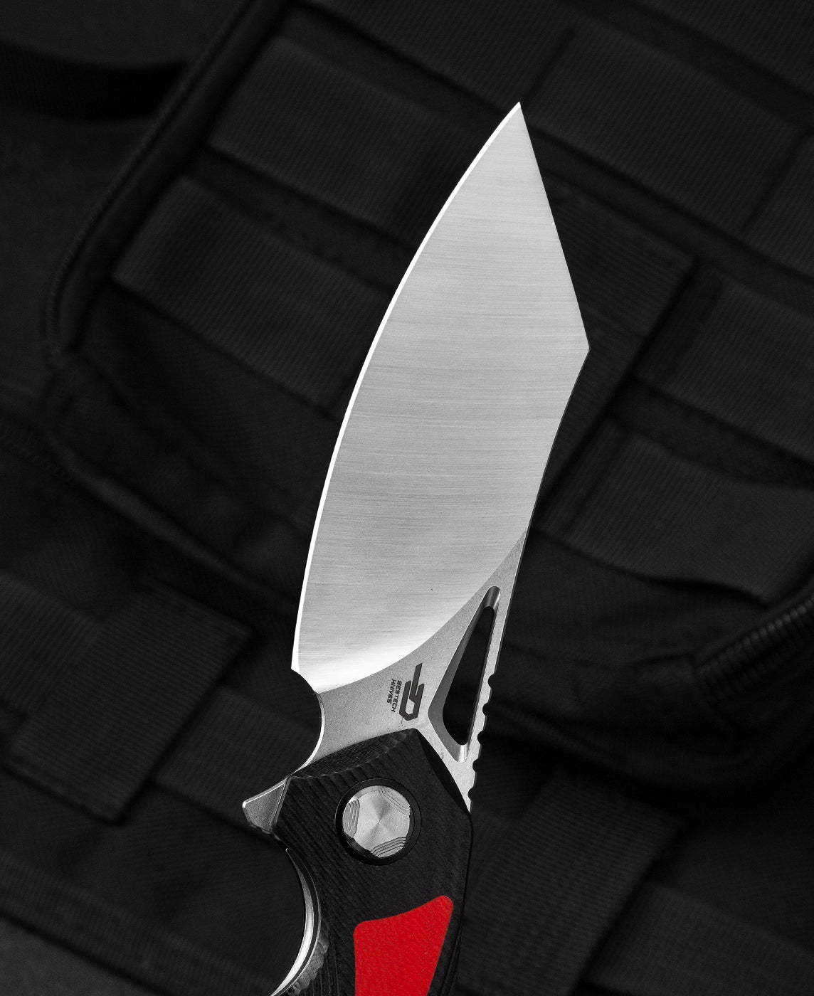 Bestech KASTA BG45C handle detail – black and red G10 texture and ergonomic contouring