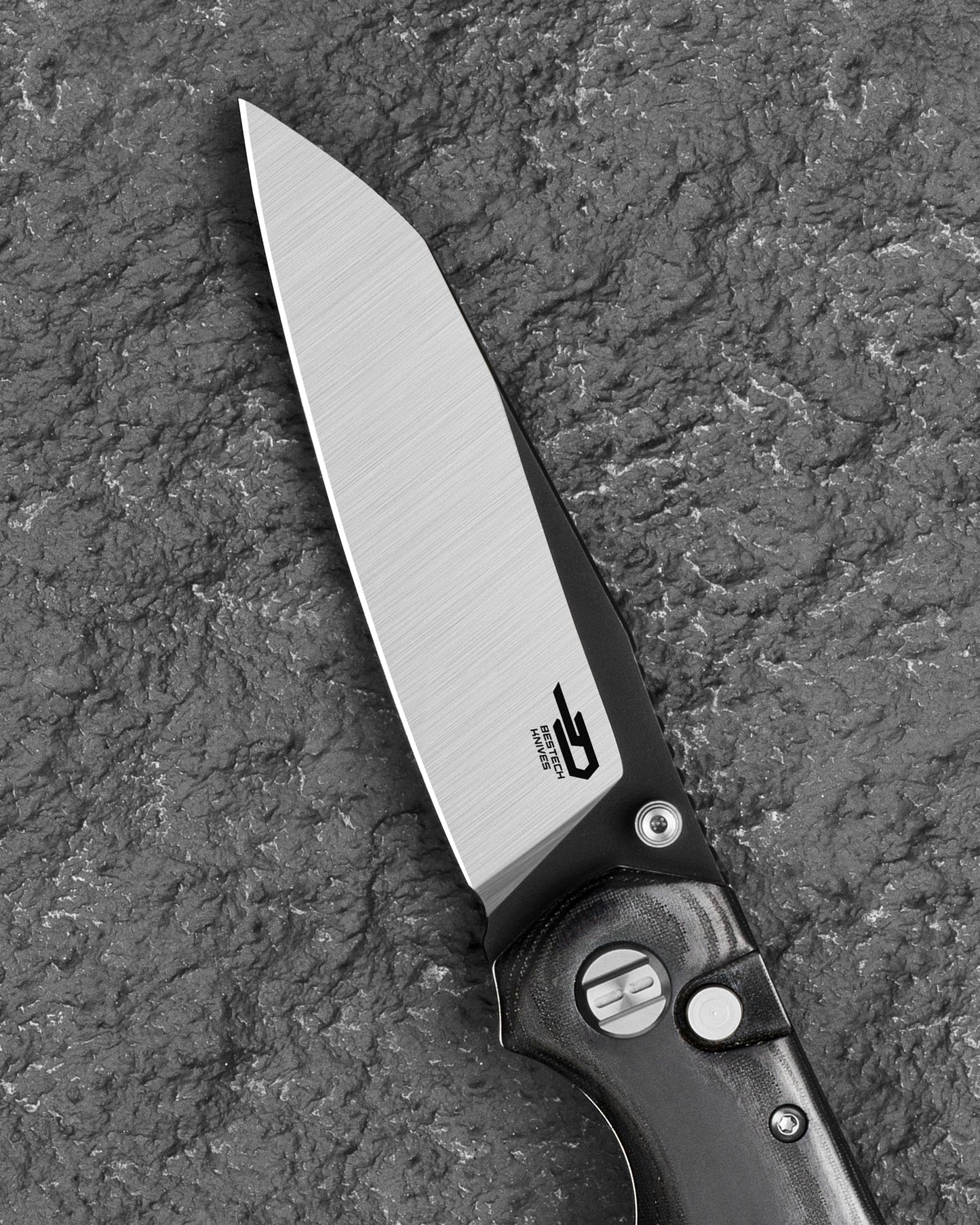 Bestech Snakebird BG58B Black Micarta scales – textured handle detail