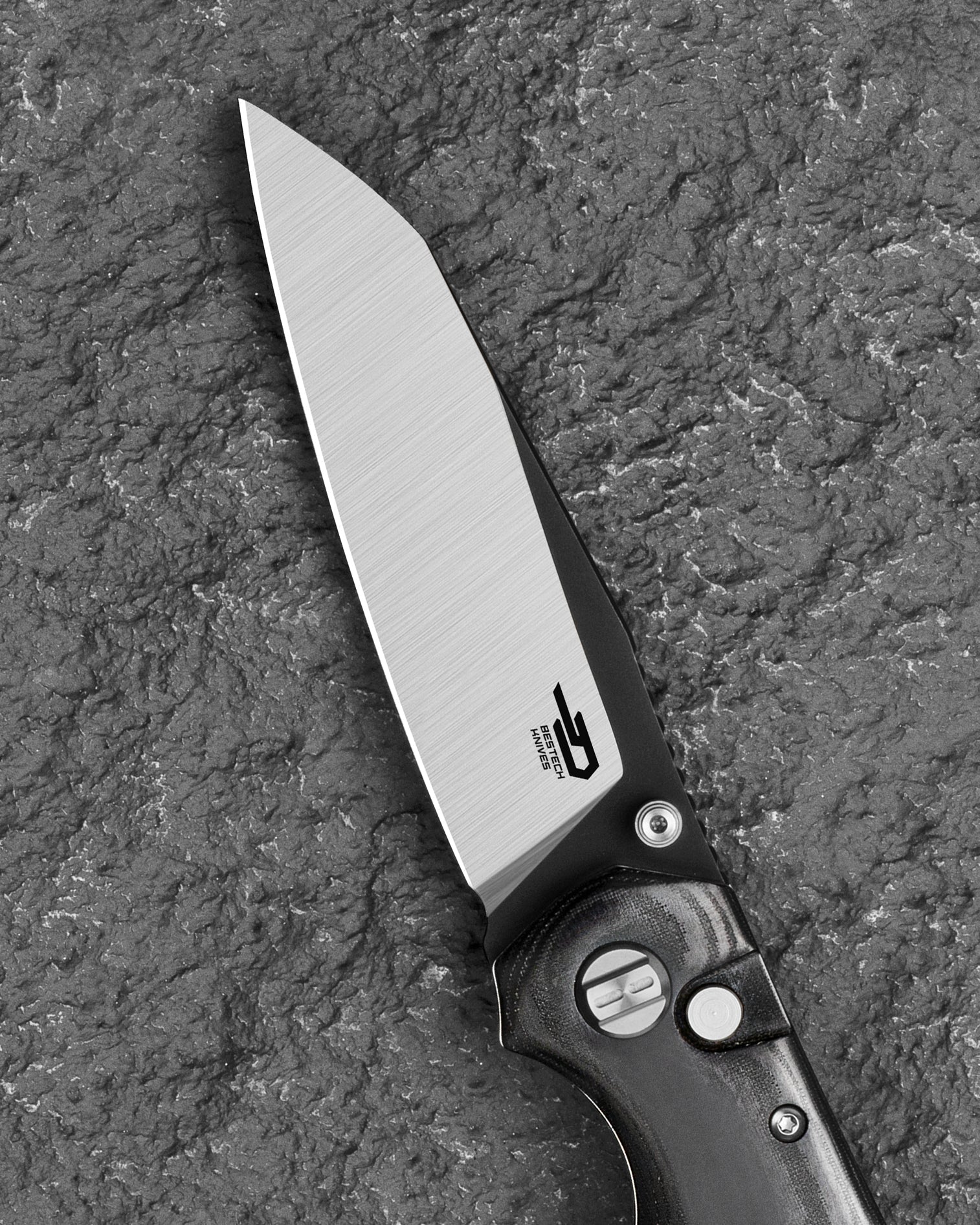 Bestech Snakebird BG58B Black Micarta scales – textured handle detail