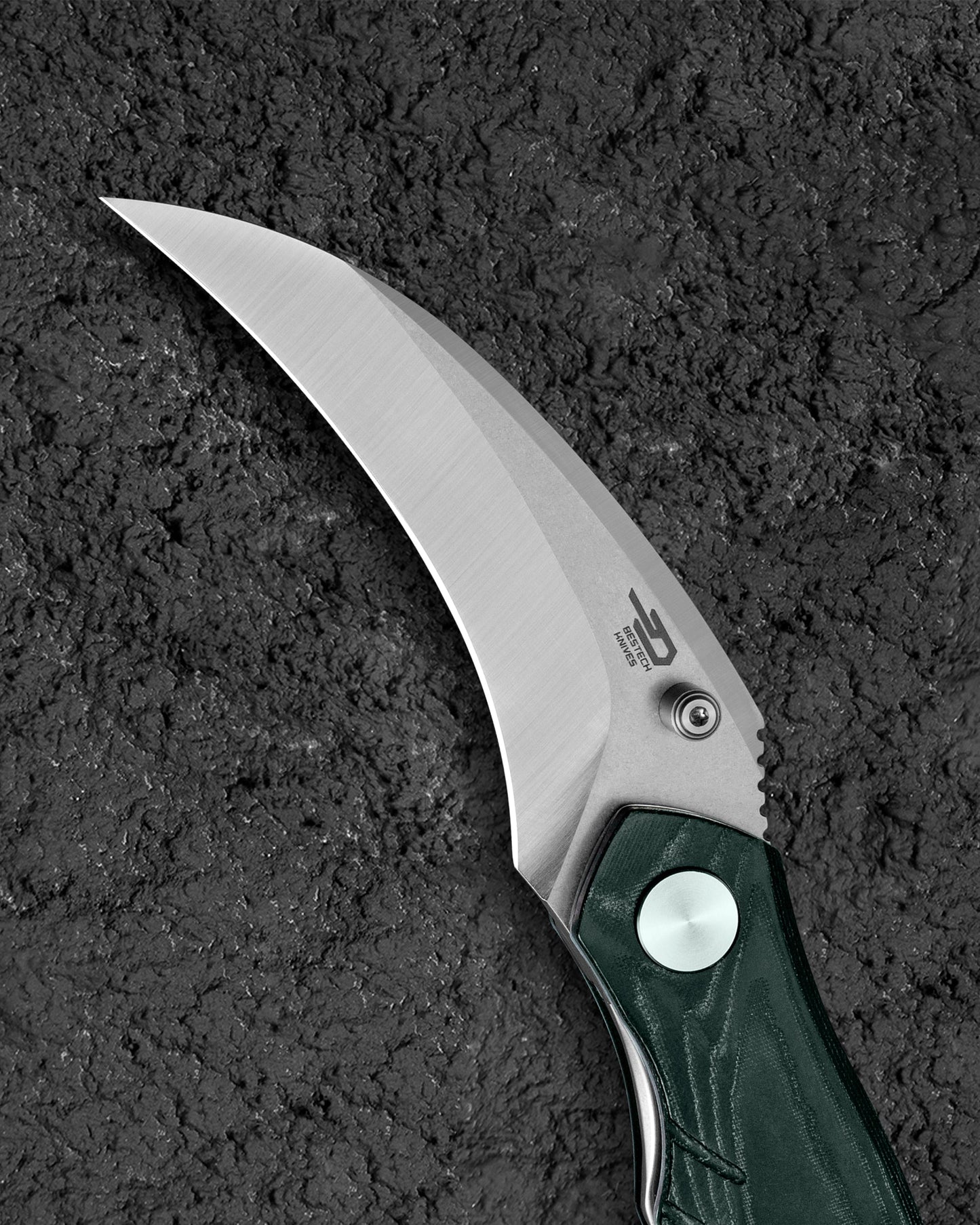 Bestech Mantidae BG60E handle detail – green Micarta texture and natural fiber layering