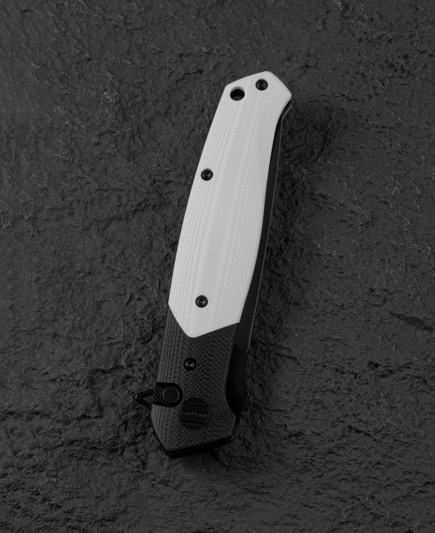 Bestech Swordfish BG62A Button Lock detail – push-button release, positive retention