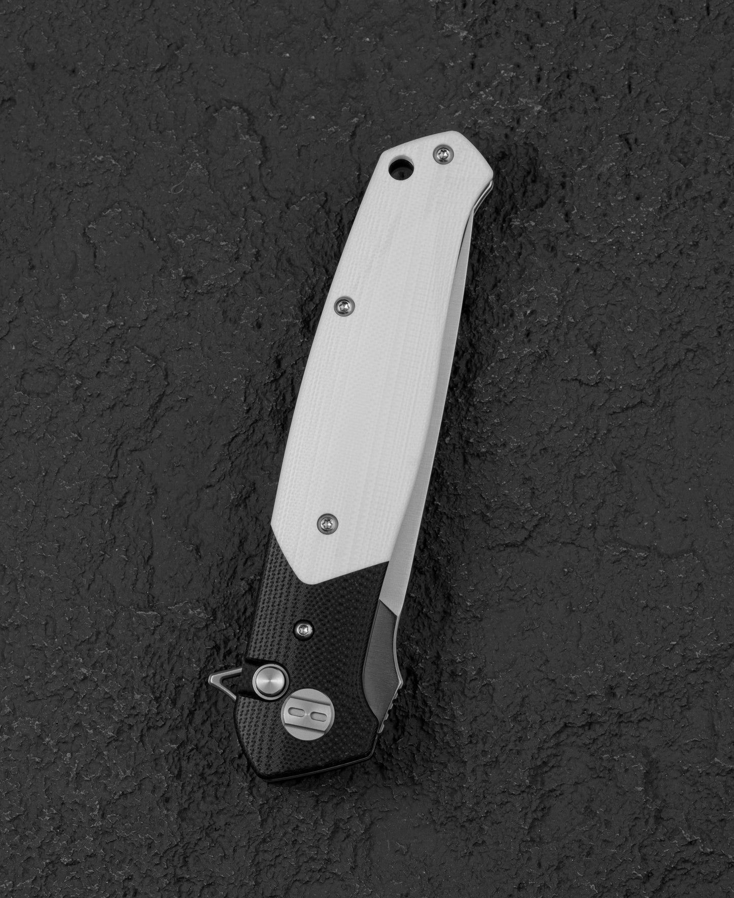 Bestech Swordfish BG62B Button Lock detail – push-button release, positive retention