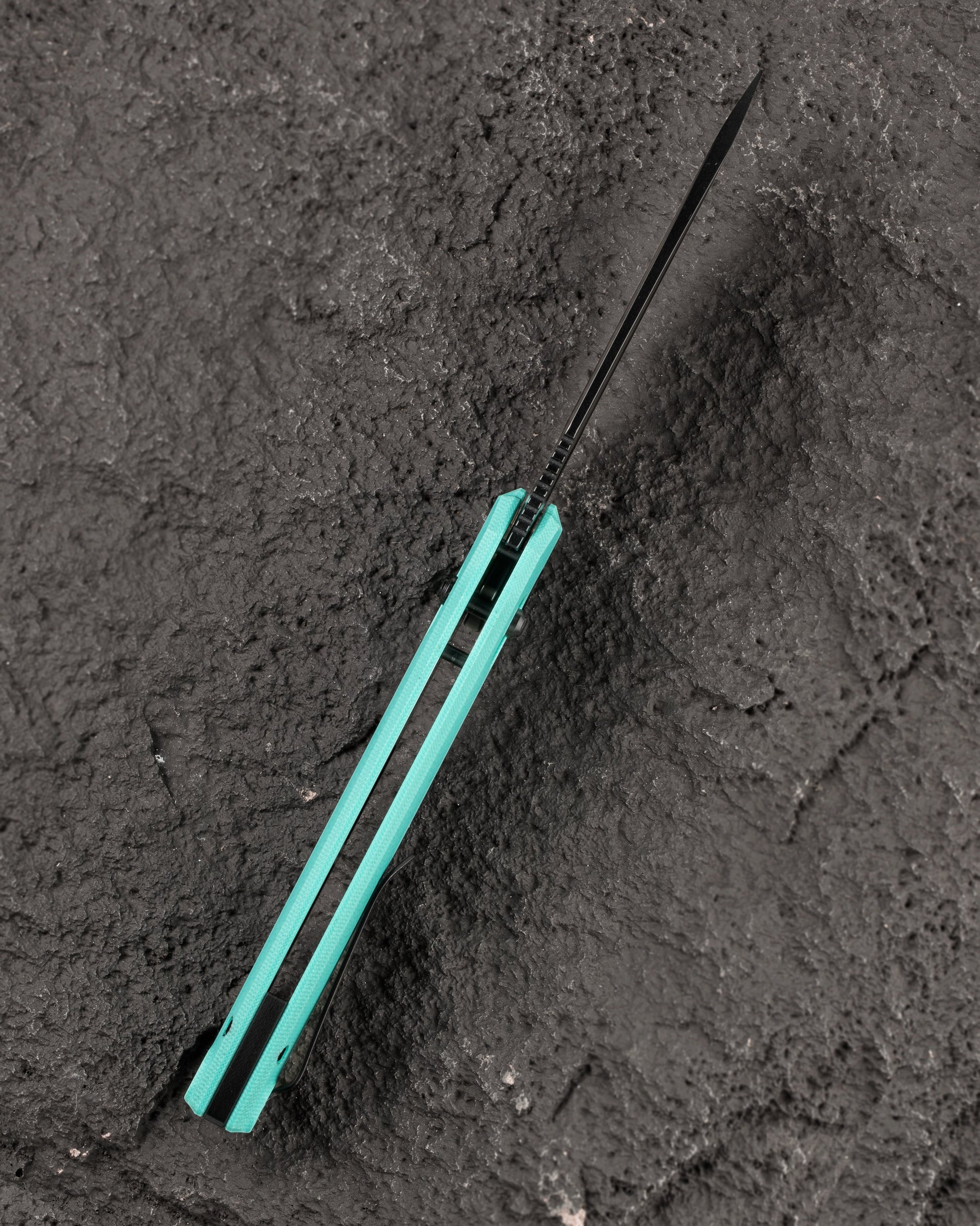 Bestech Noctar BG66F mint green G10 handle detail – textured G10 scales, black PVD blade contrast