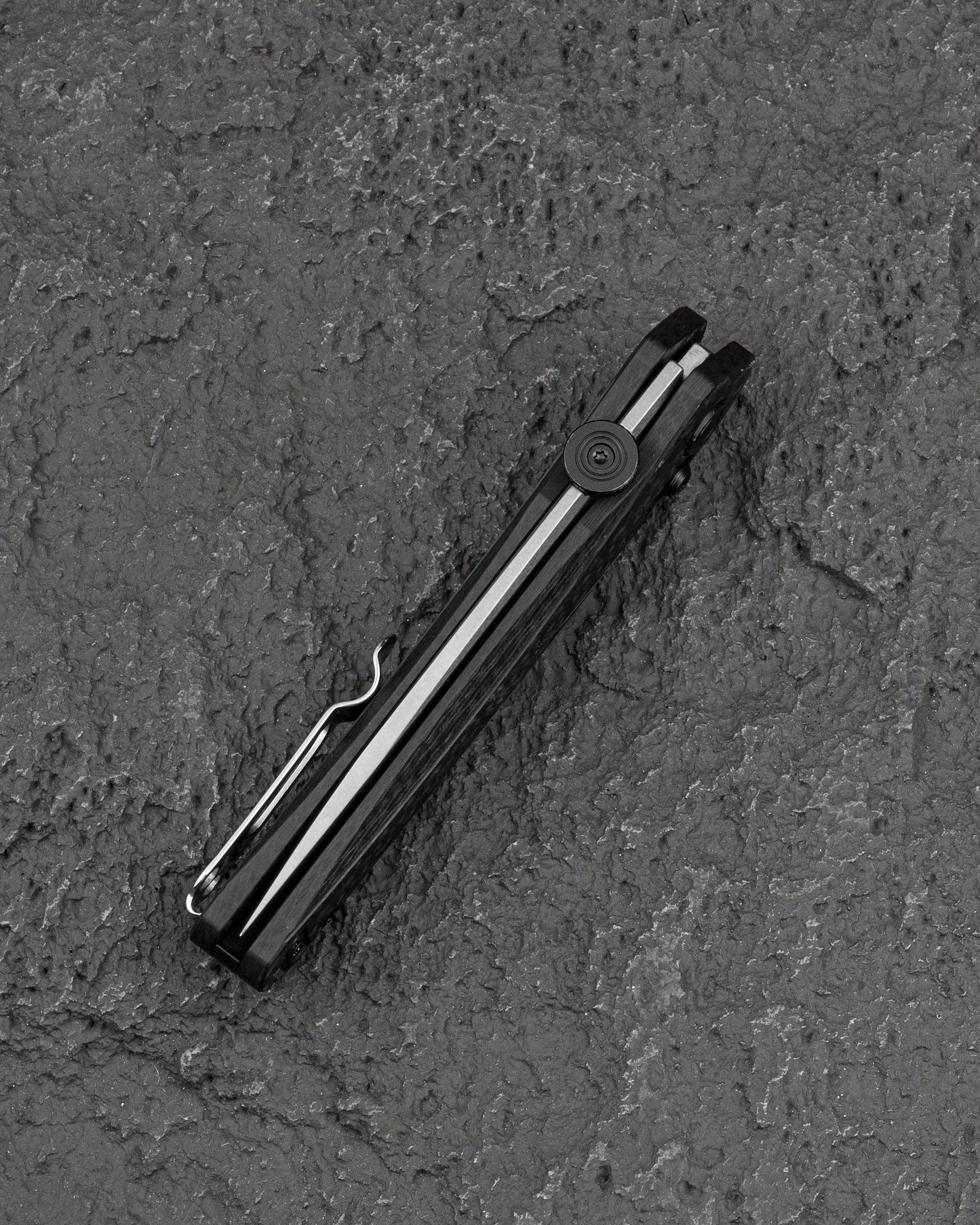Bestech Mothus BG67A blade detail – 14C28N Stonewash finish, thumb disk deployment