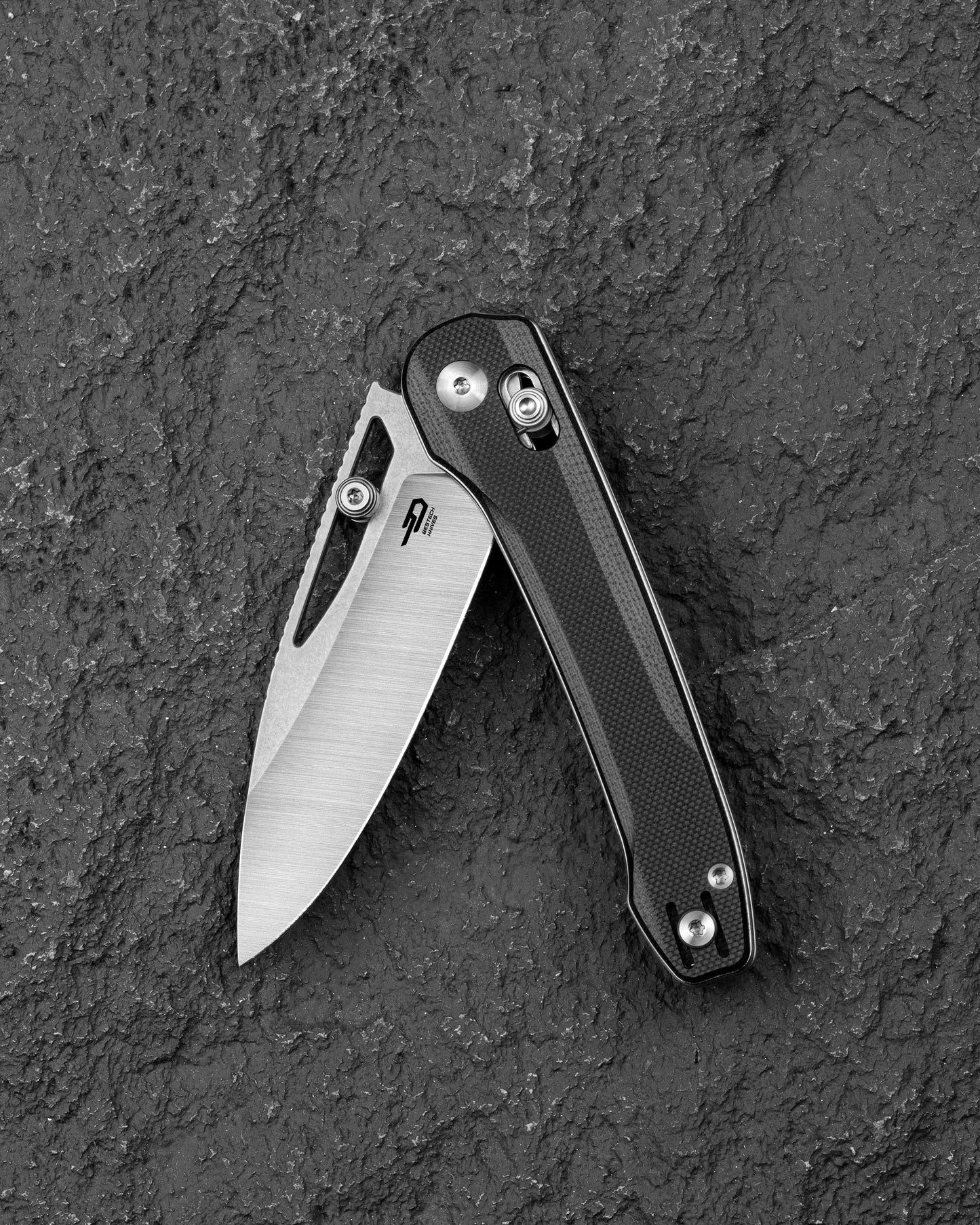 Bestech Cobber BG68A handle detail – black G10 scales texture