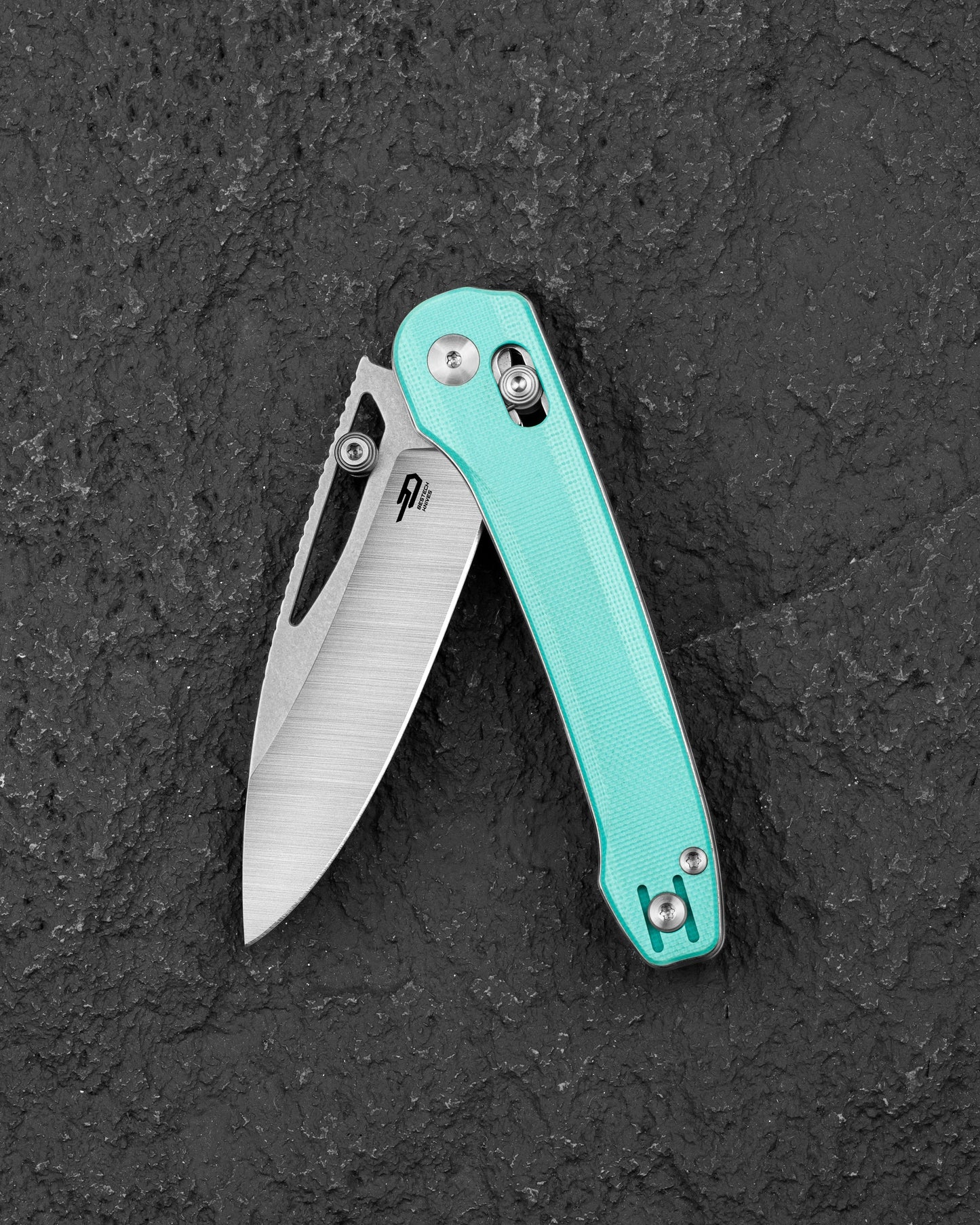 Bestech Cobber BG68B handle detail – light blue G10 scales texture