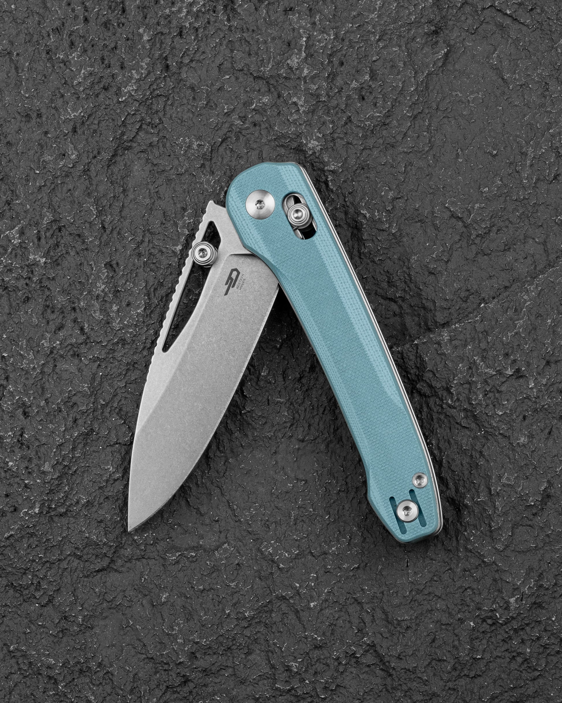 Bestech Cobber BG68C handle detail – misty blue G10 scales texture
