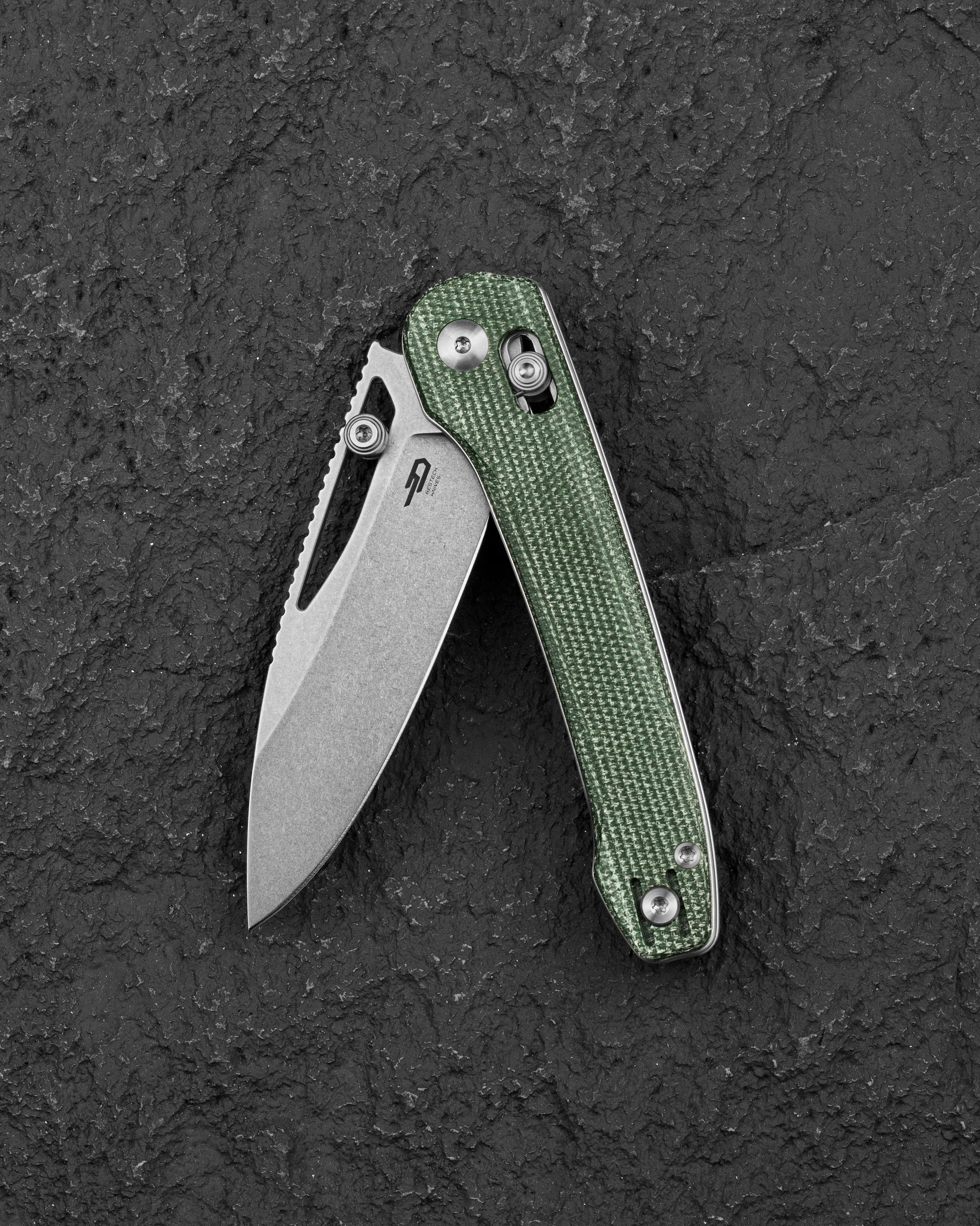 Bestech Cobber BG68D blade detail – 3.37" 14C28N stonewash finish, ceramic bearings