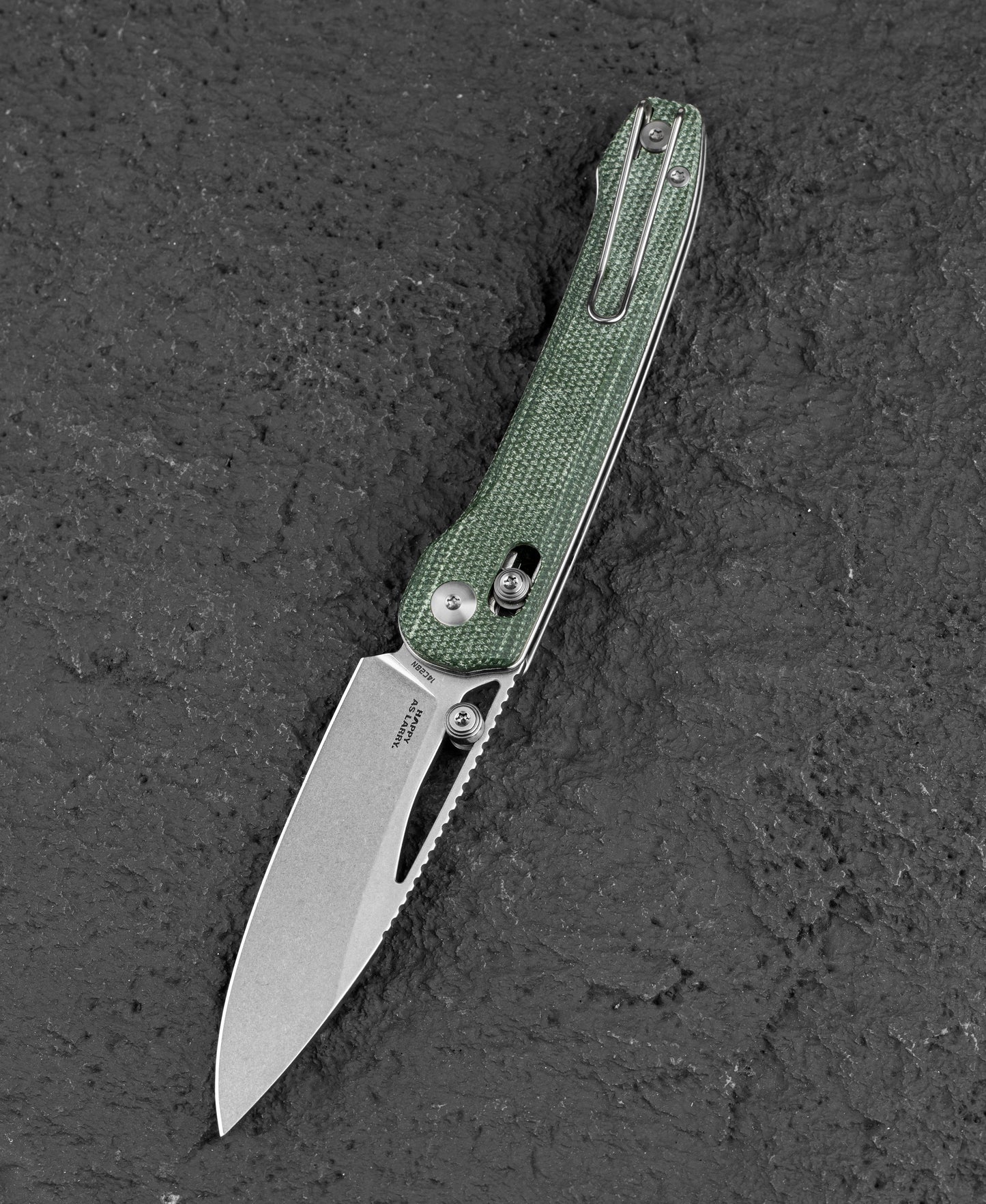 Bestech Cobber BG68D closed view – green Micarta scales, deep carry clip