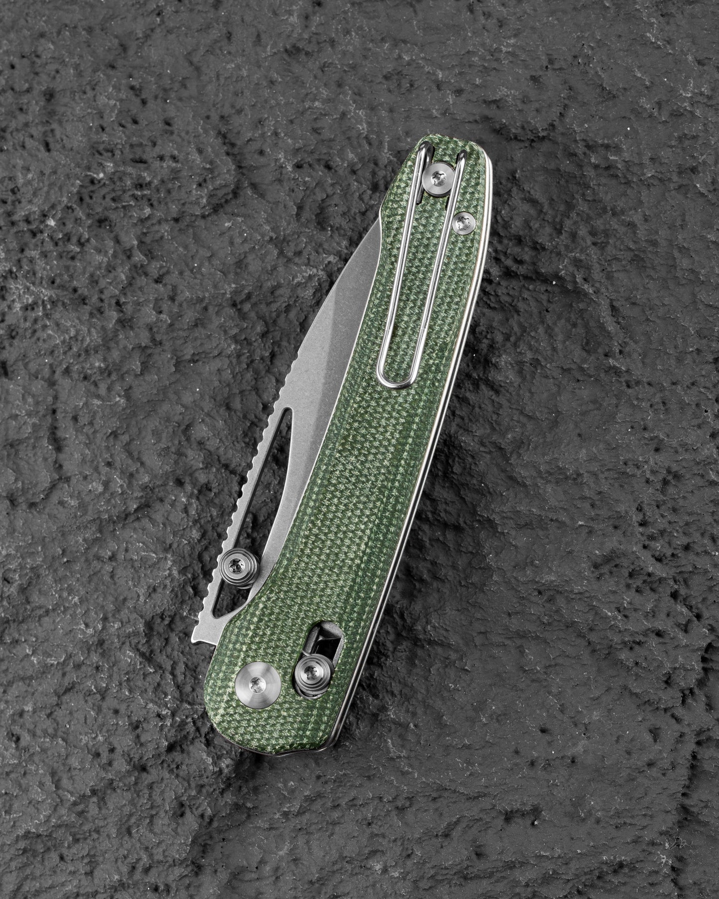 Bestech Cobber BG68D handle detail – green Micarta scales texture