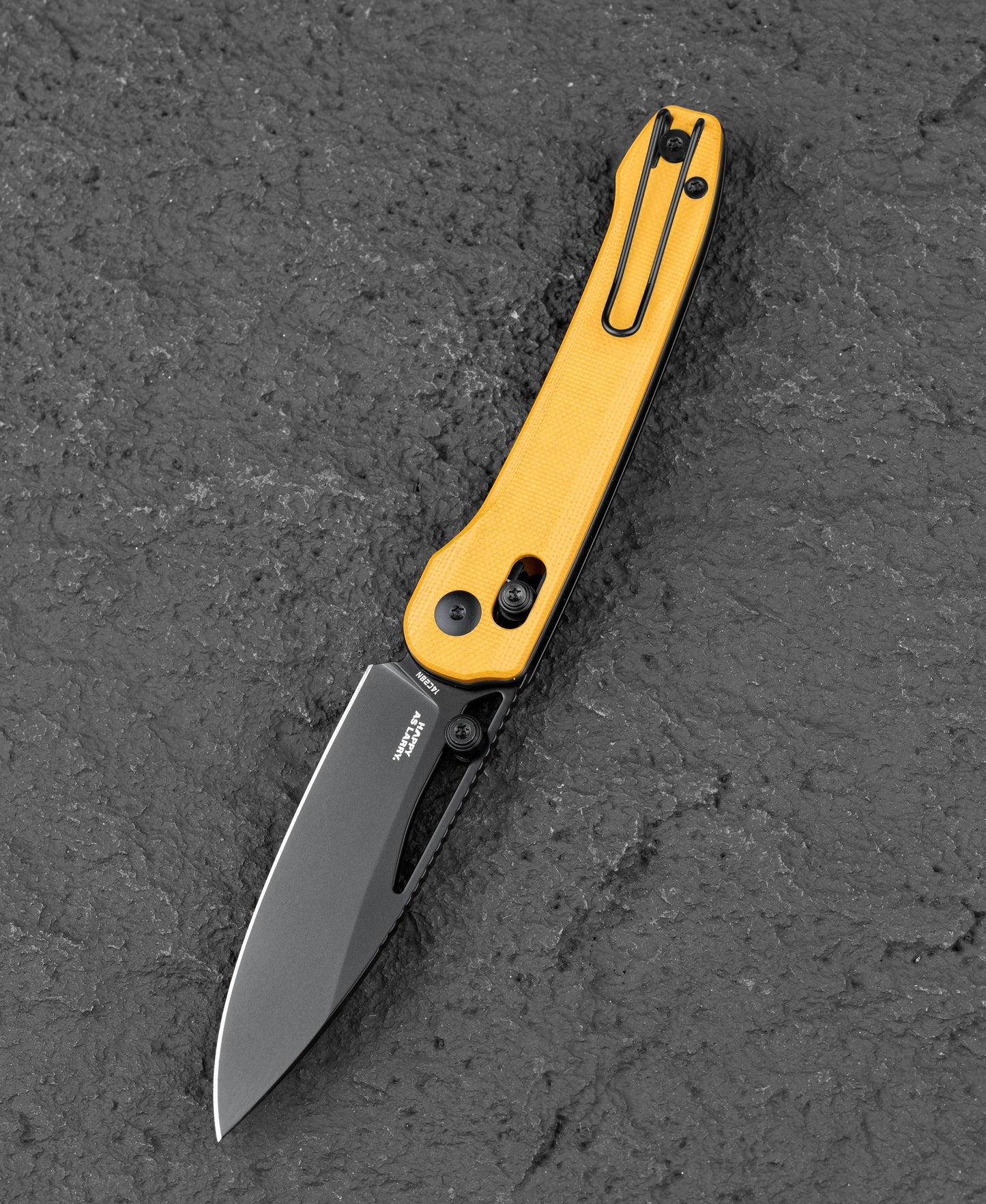 Bestech Cobber BG68E closed view – yellow G10 scales, deep carry clip