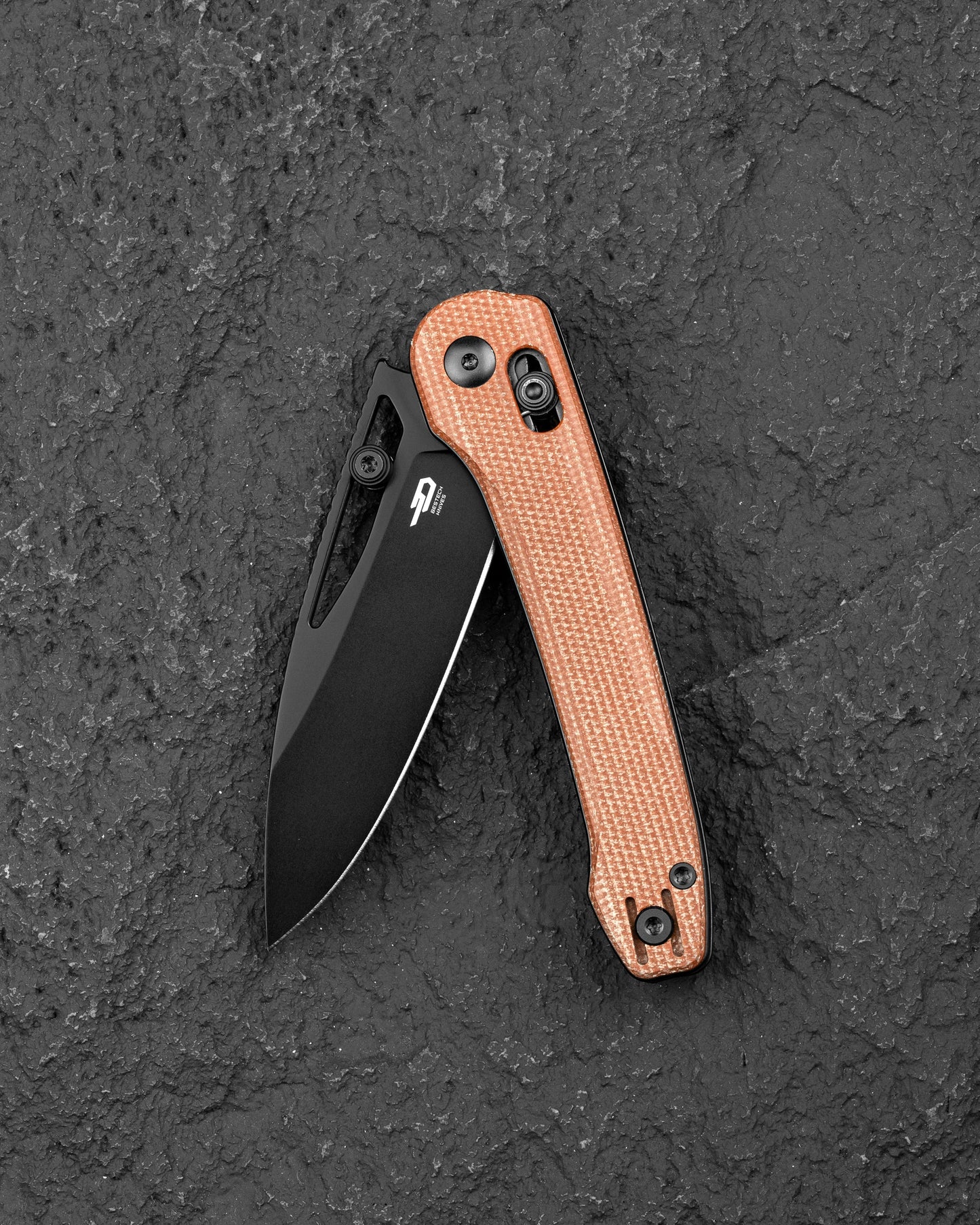 Bestech Cobber BG68F handle detail – brown Micarta scales texture
